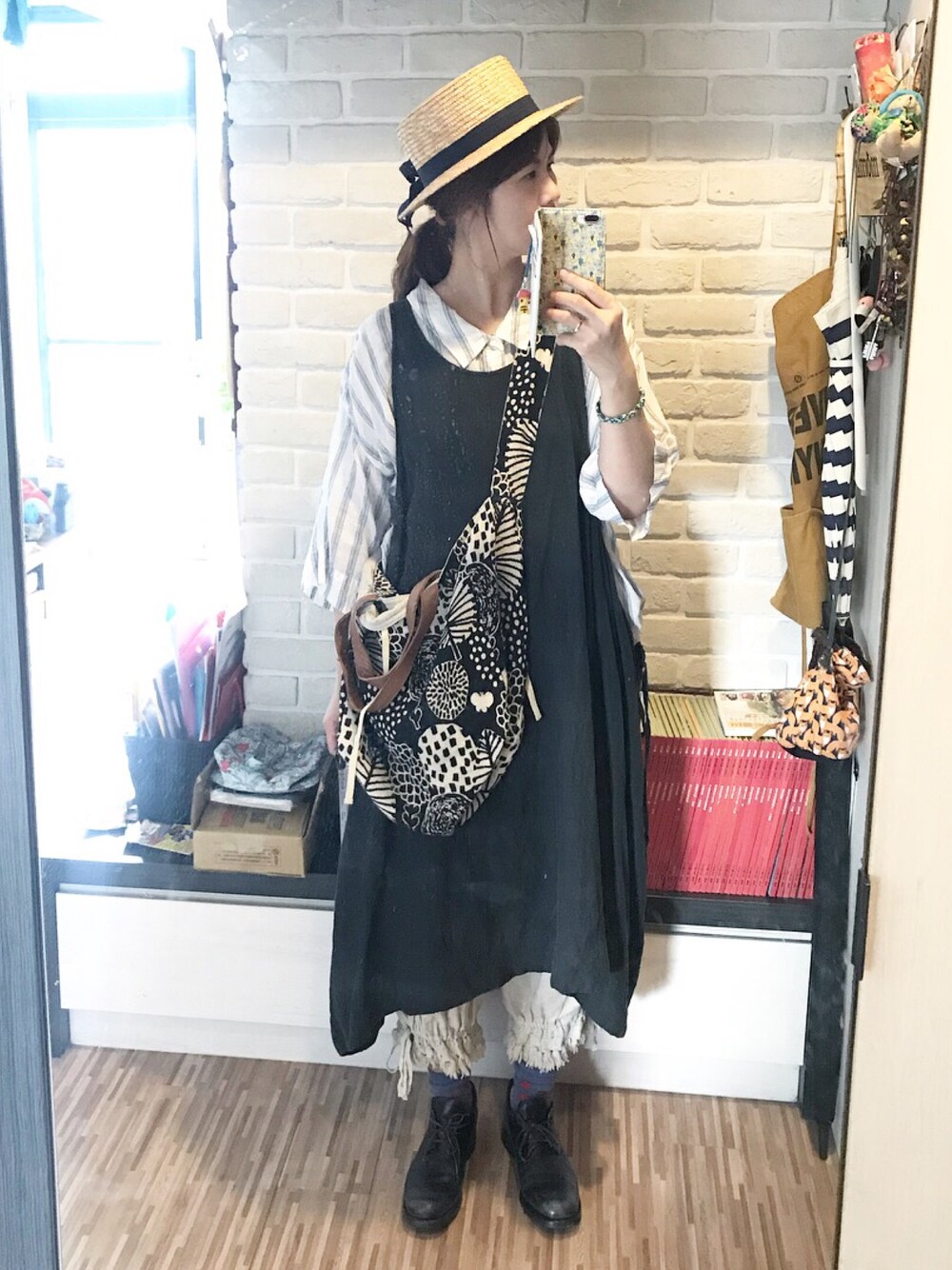 「夏コーデ、ママコーデ、ootd、エプロンワンピース、ナチュラル、ナチュラルスタイル、リネン、森ガール、麦わら帽子、veritecoeur」｜「marble sudのアイテム（ショルダーバッグ、ブラック系）」を使った、mikaさん（レディース・169cm）の春コーディネートの1枚目の写真