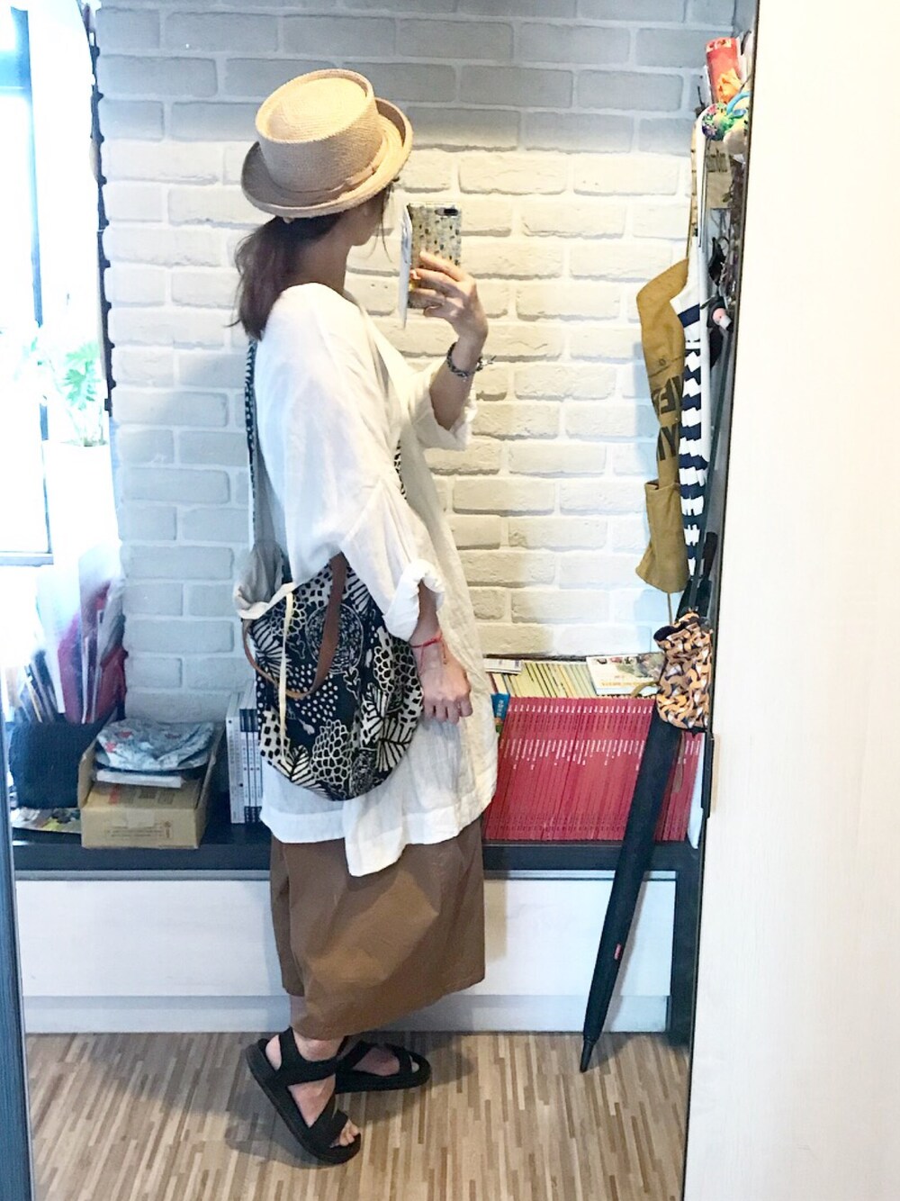 「夏コーデ、パンツスタイル、サンダル、ママコーデ、カンカン帽、ビッグサイズ、森ガール、ナチュラル、麦わら帽子、nest robe」｜「VeritecoeurのVVC-016 リンネワンピース（ワンピース、ホワイト系）」を使った、mikaさん（レディース・169cm）の春コーディネートの1枚目の写真
