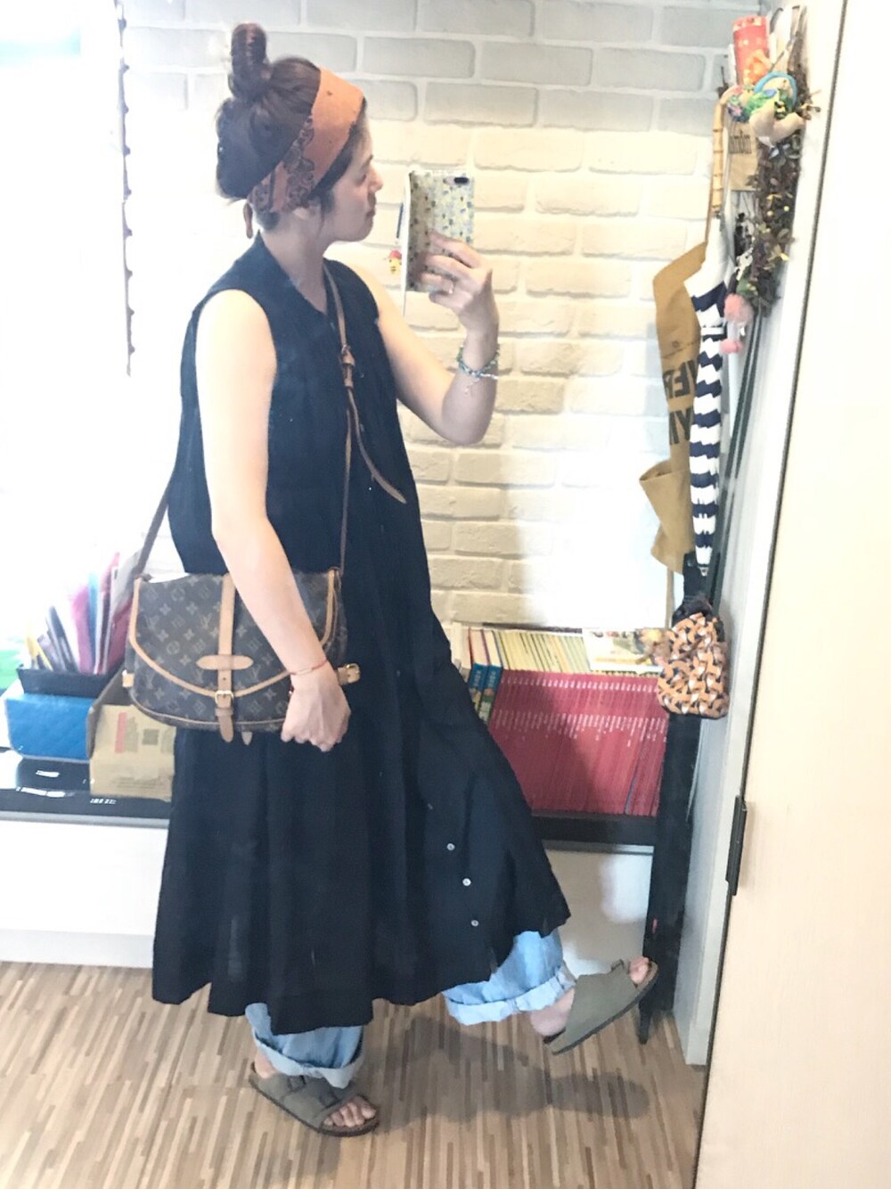 「サンダル、summer、ママコーデ、古着、古着MIX、veritecoeur、BEAMS BOY、ナチュラルスタイル、夏コーデ、vintage」｜「LOUIS VUITTONのアイテム（ショルダーバッグ、ブラウン系）」を使った、mikaさん（レディース・169cm）の夏コーディネートの1枚目の写真