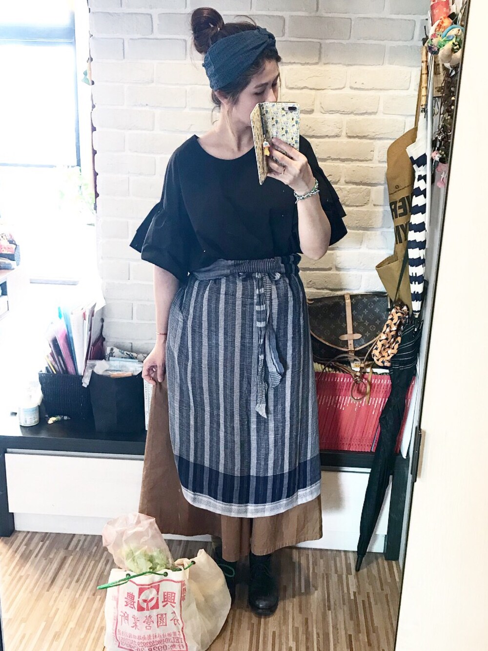 「今日のコーデ、夏コーデ、ナチュラル、エプロン、ヘアスタイル、かごバッグ、URBAN RESEARCH、veritecoeur、working style、ワーク」｜「TOUJOURSのチェックエプロン（スカート、ブルー系）」を使った、mikaさん（レディース・169cm）の夏コーディネートの1枚目の写真