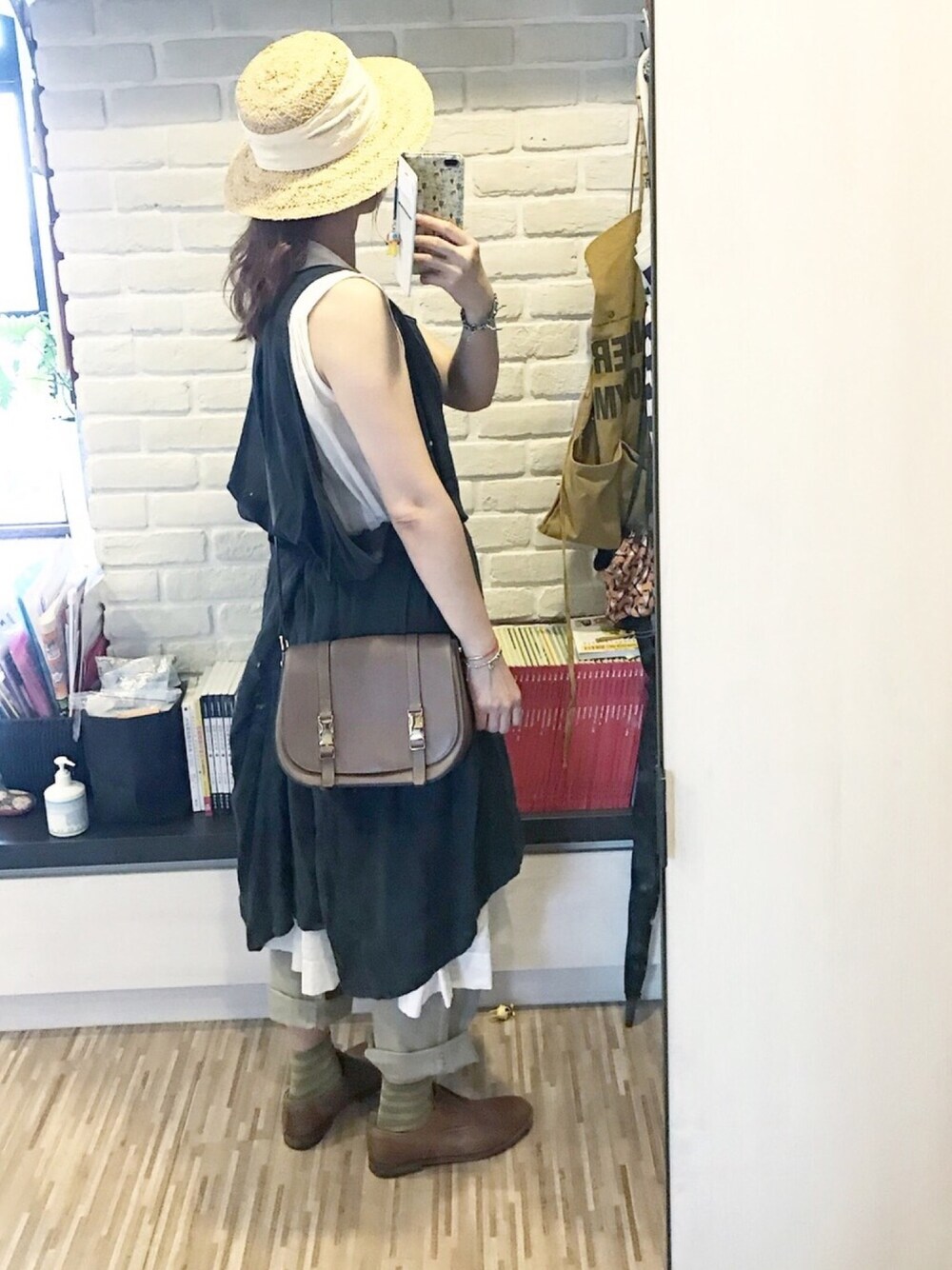「夏コーデ、カジュアル、ootd、ノースリーブ、リネン、ママコーデ、ナチュラル、veritecoeur、エプロン」｜「Veritecoeurのスリーブレスギャザーロング（ワンピース、ホワイト系）」を使った、mikaさん（レディース・169cm）の夏コーディネートの1枚目の写真