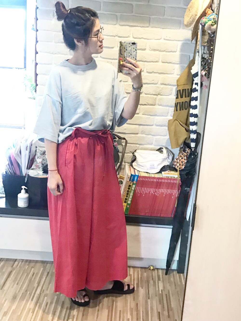 「カジュアルコーデ、ナチュラル、summer、ootd、オーバーサイズ、ママコーデ、メガネ女子、ワイドパンツ、URBAN RESEARCH」｜「BROWNY VINTAGEのアイテム（Tシャツ/カットソー、ブルー系）」を使った、mikaさん（レディース・169cm）の夏コーディネートの1枚目の写真