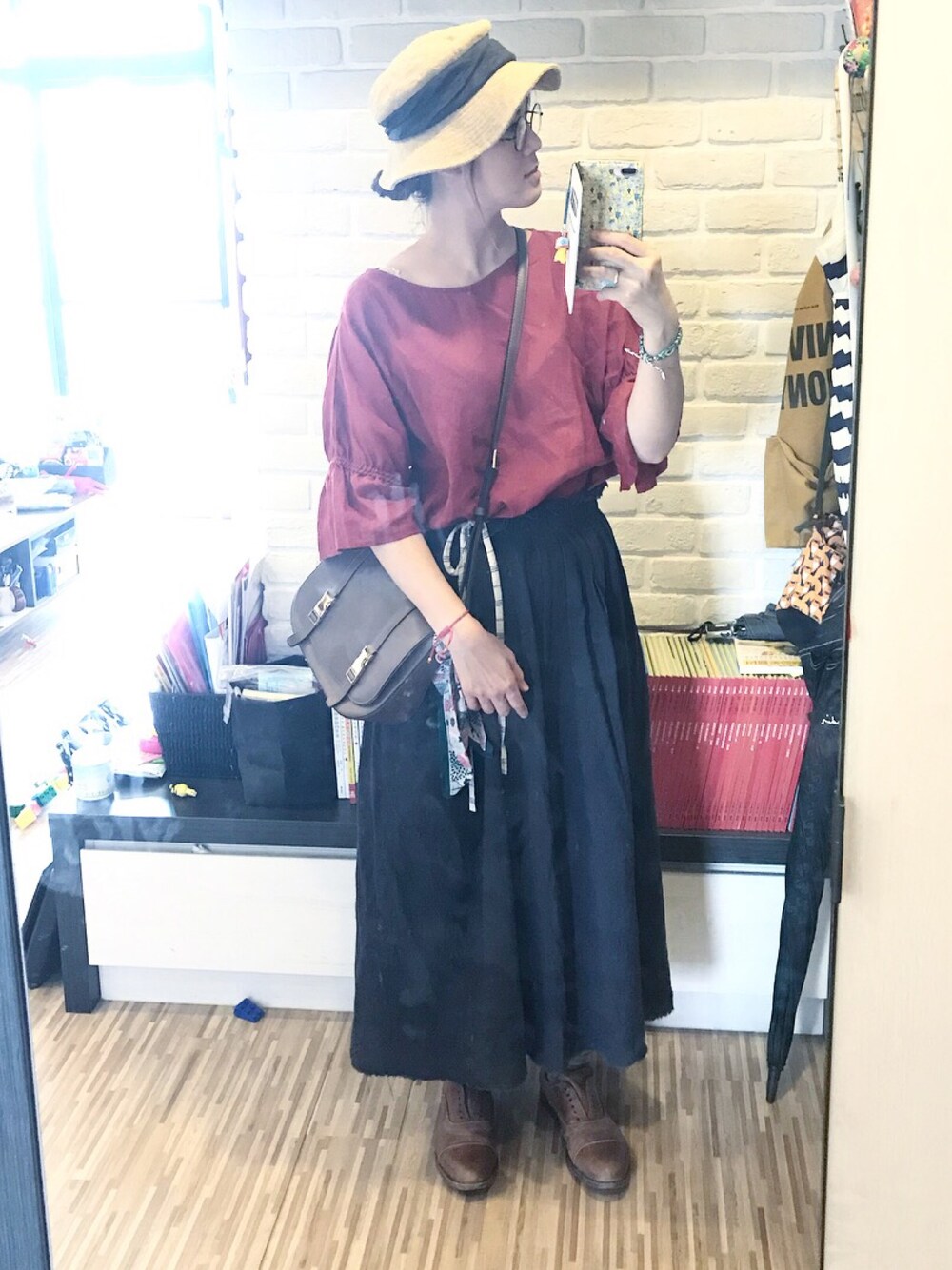 「ママコーデ、ナチュラル、リネン、麦わら帽子、森ガール、メガネ女子、ロングスカート、nest robe、veritecoeur」｜「Vlas Blommeの《Vlas Blomme》ヴラスブラムリネンチェックプリント巻きスカート（スカート、ブラック系）」を使った、mikaさん（レディース・169cm）の夏コーディネートの1枚目の写真