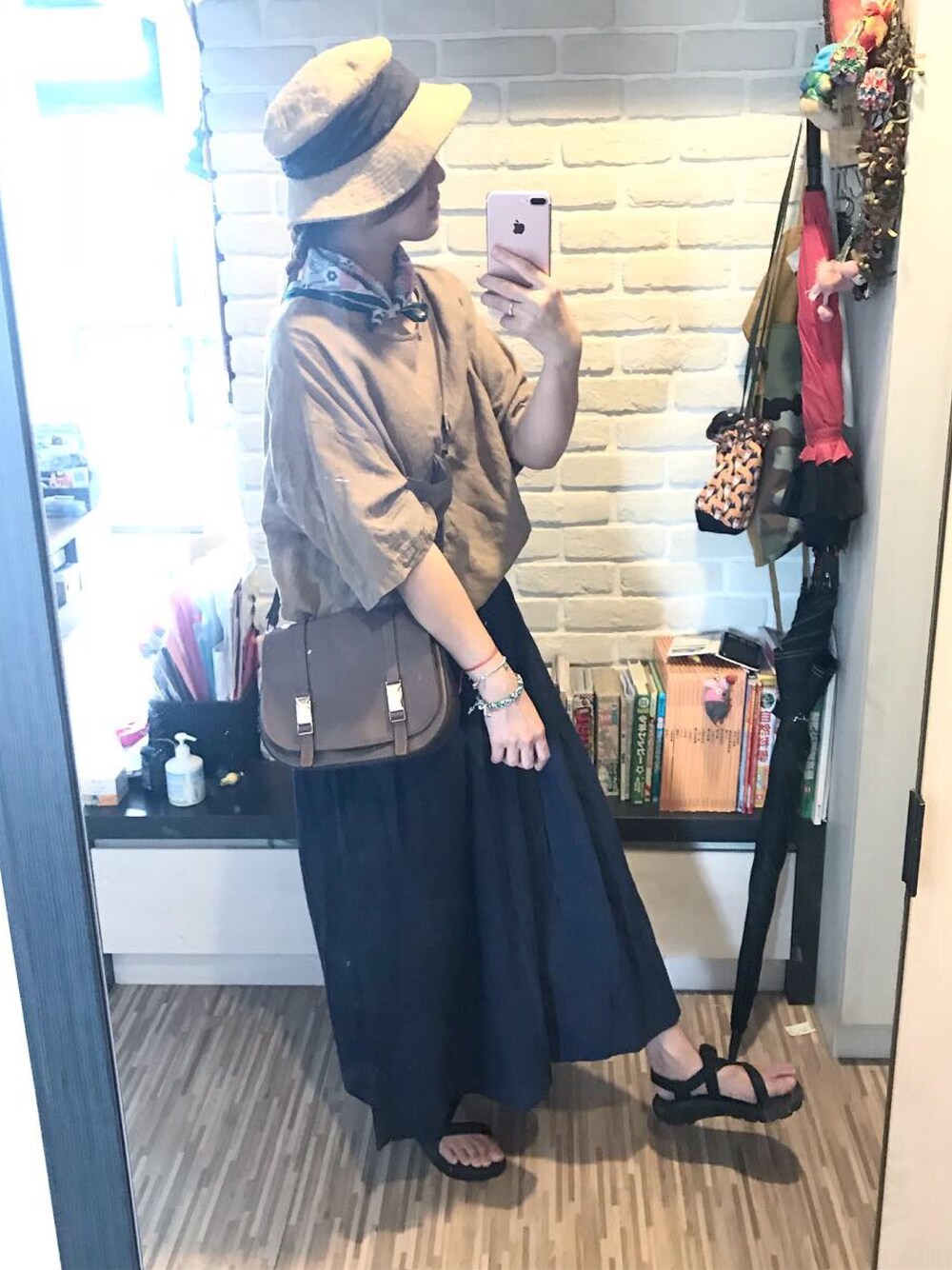 「秋コーデ、無地T、古着MIX、ショルダーバッグ、ナチュラルスタイル、URBAN RESEARCH、veritecoeur、nest robe、ママコーデ、ワイドパンツ」｜「URBAN RESEARCH DOORSのリネンリヨセルシャツTシャツ（Tシャツ/カットソー、ベージュ系）」を使った、mikaさん（レディース・169cm）の秋コーディネートの1枚目の写真