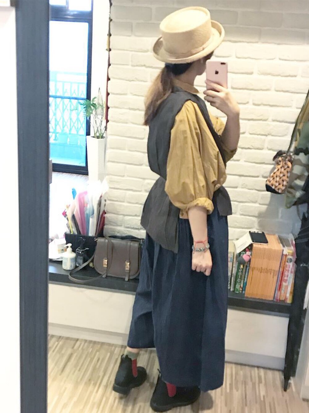 「秋のブラウンスタイル、パンツスタイル、秋服、秋色、ママコーデ、ナチュラルスタイル、リネン、雨の日コーデ、ベスト×シャツ、麦わら帽子」｜「Veritecoeurのveritecoeur VC-1731 ランダムタックパンツ（その他パンツ、ブルー系）」を使った、mikaさん（レディース・169cm）の秋コーディネートの1枚目の写真
