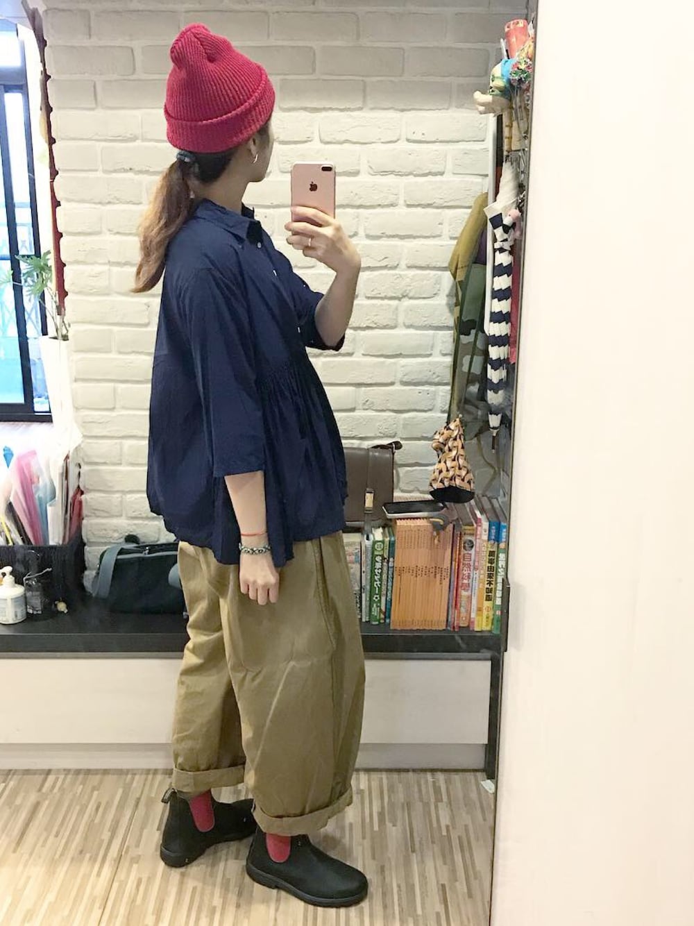 「秋のコーデ、雨の日コーデ、サーカスパンツ、メンズライク、メガネ女子、ナチュラルスタイル、URBAN RESEARCH、ママコーデ、レインブーツ」｜「VeritecoeurのVeritecoeur｜2way切替コットンプルオーバーブラウス vc-1462（シャツ/ブラウス、ブルー系）」を使った、mikaさん（レディース・169cm）の秋コーディネートの1枚目の写真