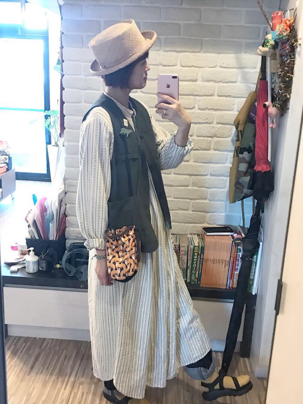 「秋コーデ、ママコーデ、巾着バッグ、ベスト、古着、古着コーデ、サンダルに靴下、麦わら帽子、ナチュラルスタイル、ロングワンピース」｜「L.L.Beanのアイテム（ワンピース、ホワイト系）」を使った、mikaさん（レディース・169cm）の秋コーディネートの1枚目の写真