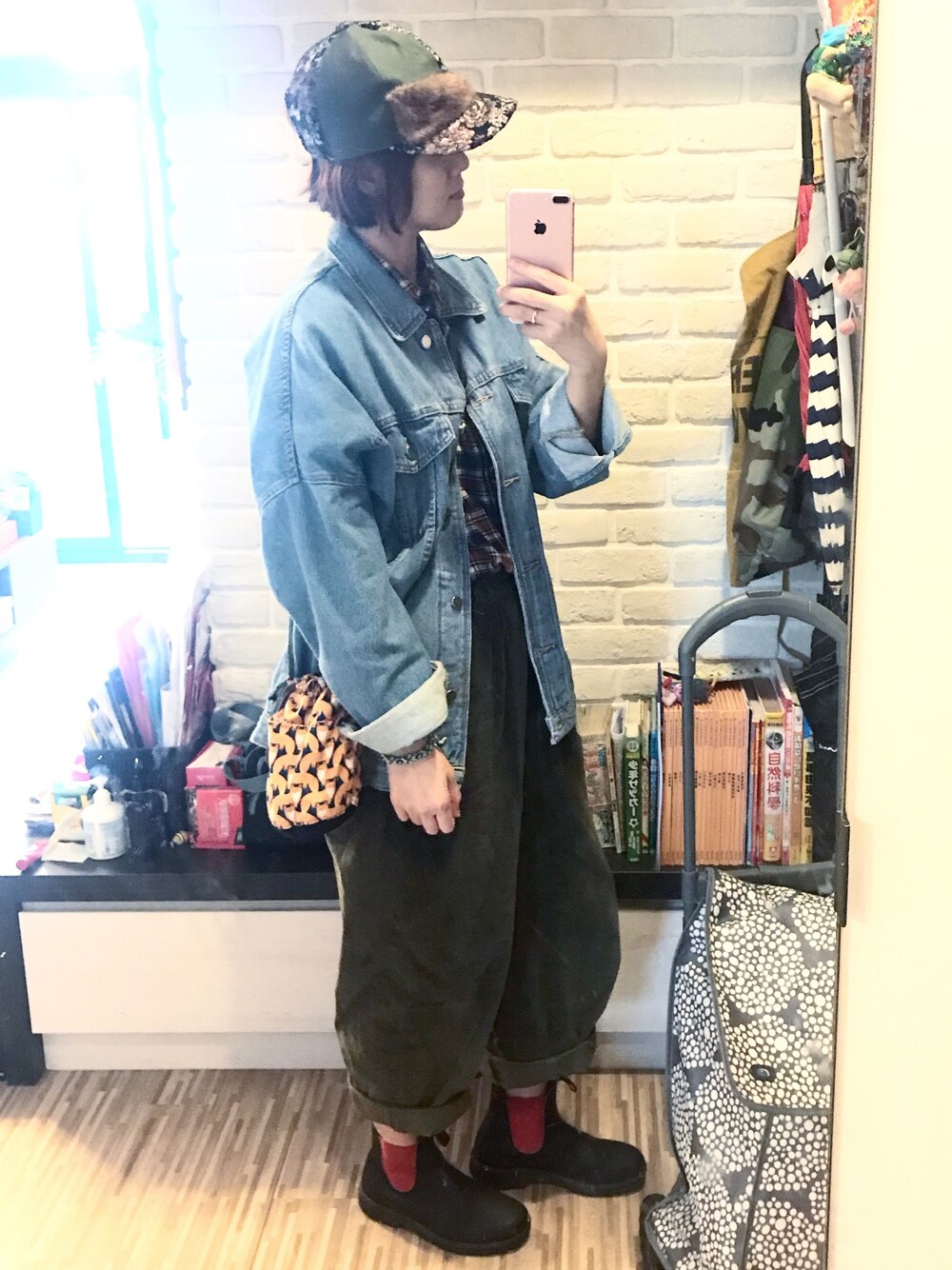 「秋コーデ、パンツスタイル、オーバーサイズ、デニム、古着、古着MIX、ユニクロ、ママコーデ、キャップ女子、BEAMS BOY」｜「ZARAのzara oversize denim jacket （デニムジャケット、ブルー系）」を使った、mikaさん（レディース・169cm）の秋コーディネートの1枚目の写真