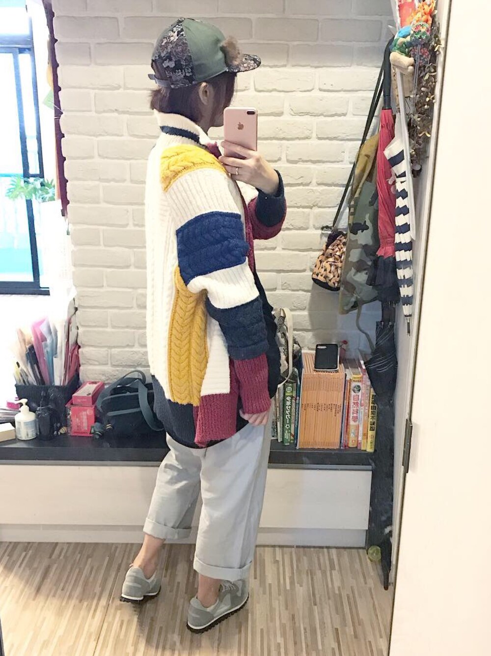 「秋のコーデ、スニーカーコーデ、低身長、ママコーデ、キャップ、TOMMY HILFIGER、オーバーサイズ、サルエルパンツ、メンズライク、URBAN RESEARCH DOORS」｜「tommy jeansのアイテム（カーディガン/ボレロ、その他）」を使った、mikaさん（レディース・169cm）の秋コーディネートの1枚目の写真