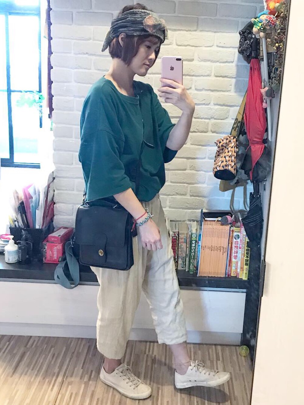 「秋のコーデ、古着、スニーカー、ママコーデ、古着MIX、oldcoach、ヘアスタイル、サルエルパンツ、スニーカーコーデ」｜「Veritecoeurの リネンシルクサルエルパンツF*生成り（その他パンツ、ベージュ系）」を使った、mikaさん（レディース・169cm）の秋コーディネートの1枚目の写真