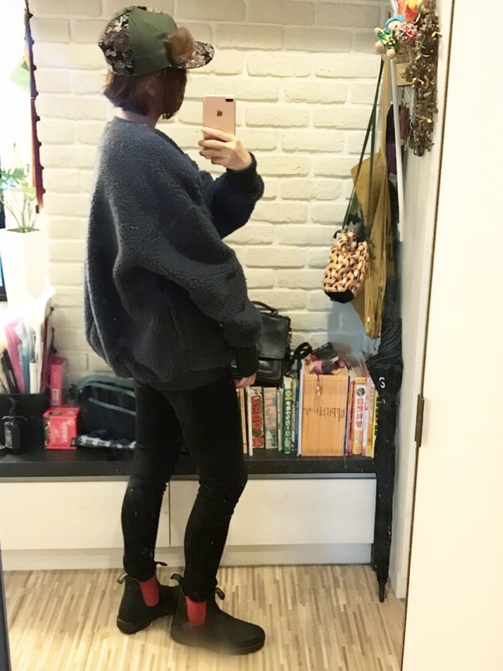 「秋コーデ、ootd、冬コーデ、black、デニム、スキニーデニム、ママコーデ、オーバーサイズ、BEAMS BOY、URBAN RESEARCH」｜「HARVESTYのボアエッグプルオーバー（トップス、ブラック系）」を使った、mikaさん（レディース・169cm）の秋コーディネートの1枚目の写真