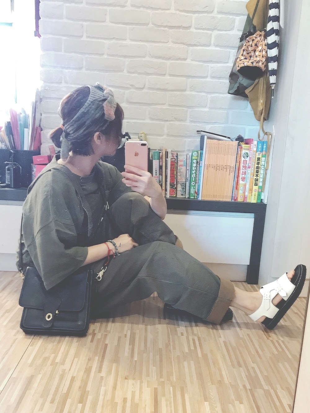 「秋冬、秋のコーデ、パンツスタイル、outfit、URBAN RESEARCH DOORS、BEAMS BOY、ママコーデ、モノトーンコーデ、ヘアバンド、古着」｜「CA4LAのアイテム（ヘアバンド、グリーン系）」を使った、mikaさん（レディース・169cm）の秋コーディネートの1枚目の写真