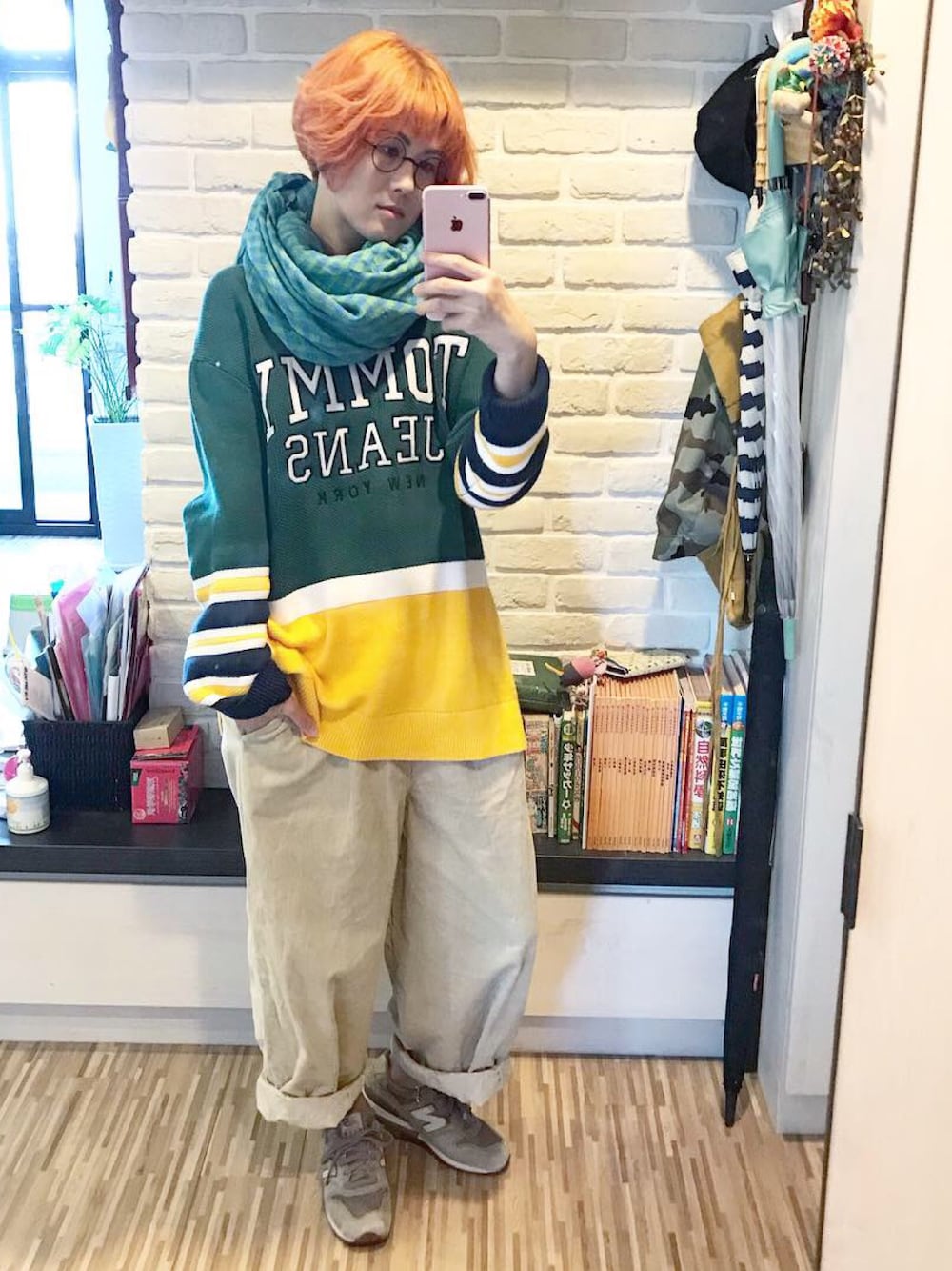 「秋冬コーデ、ootd、ニット、スニーカー女子、スポーツミックス、メガネ女子、メンズライク、ヘアカラー、古着MIX、ママコーデ」｜「tommy jeansのアイテム（ニット/セーター、グリーン系）」を使った、mikaさん（レディース・169cm）の冬コーディネートの1枚目の写真