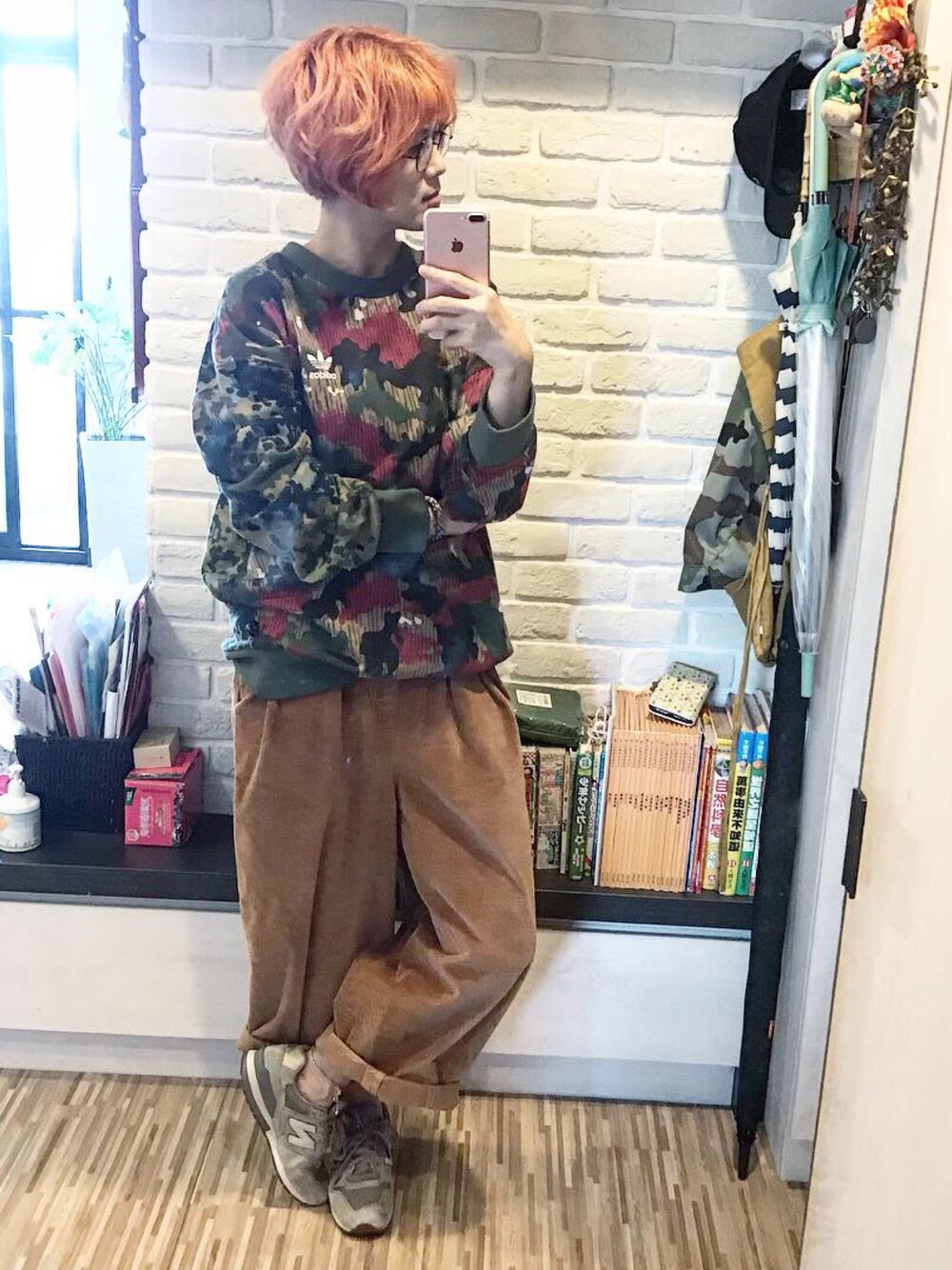 「低身長、スウェット、ママコーデ、adidas、camo、カモフラ、スニーカー女子、オーバーサイズ、スポーツミックス、メンズライク」｜「adidasのアイテム（スウェット、グリーン系）」を使った、mikaさん（レディース・169cm）の冬コーディネートの1枚目の写真