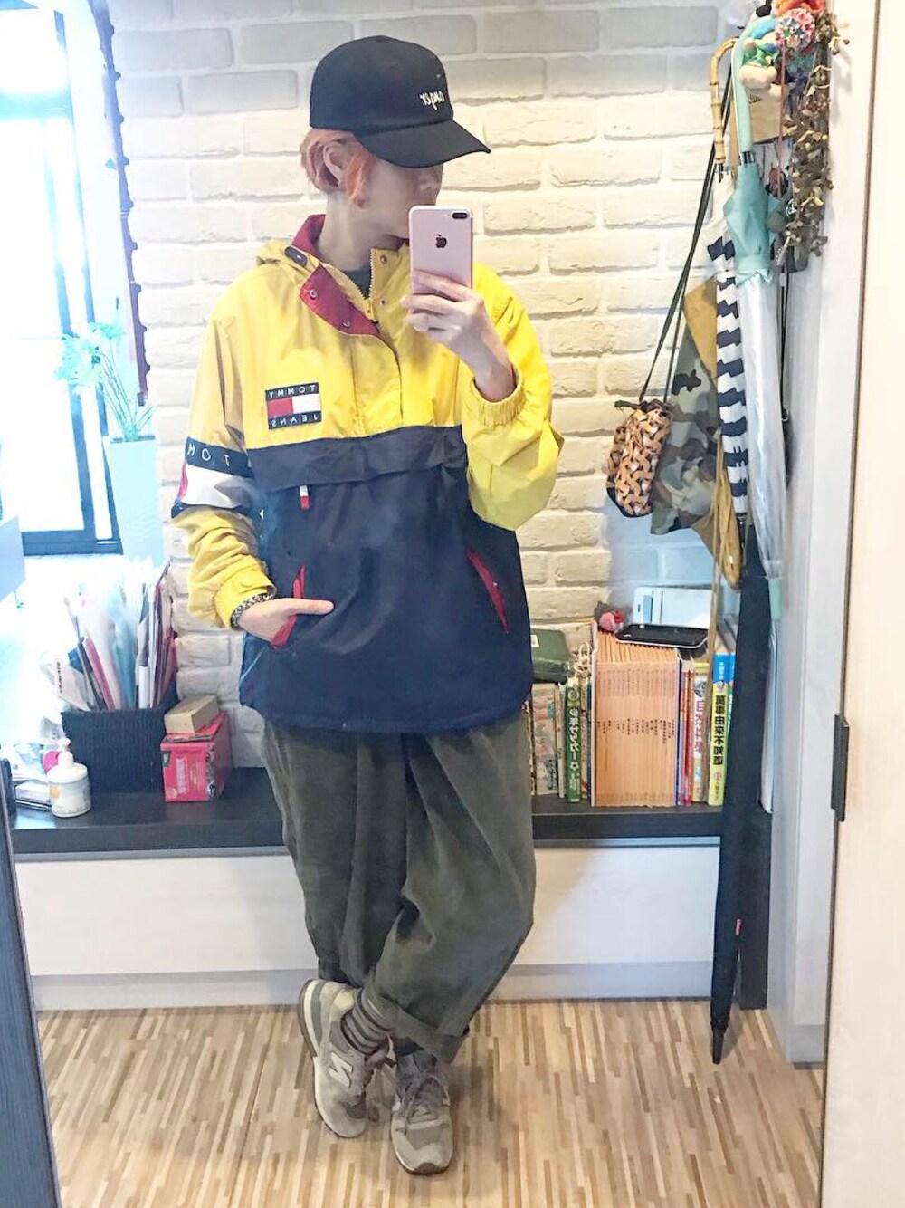 「秋のコーデ、ママコーデ、スポーツミックス、メンズライク、スニーカーコーデ、古着MIX、キャップ女子、パーカー」｜「tommy jeansのアイテム（パーカー、イエロー系）」を使った、mikaさん（レディース・169cm）の冬コーディネートの1枚目の写真