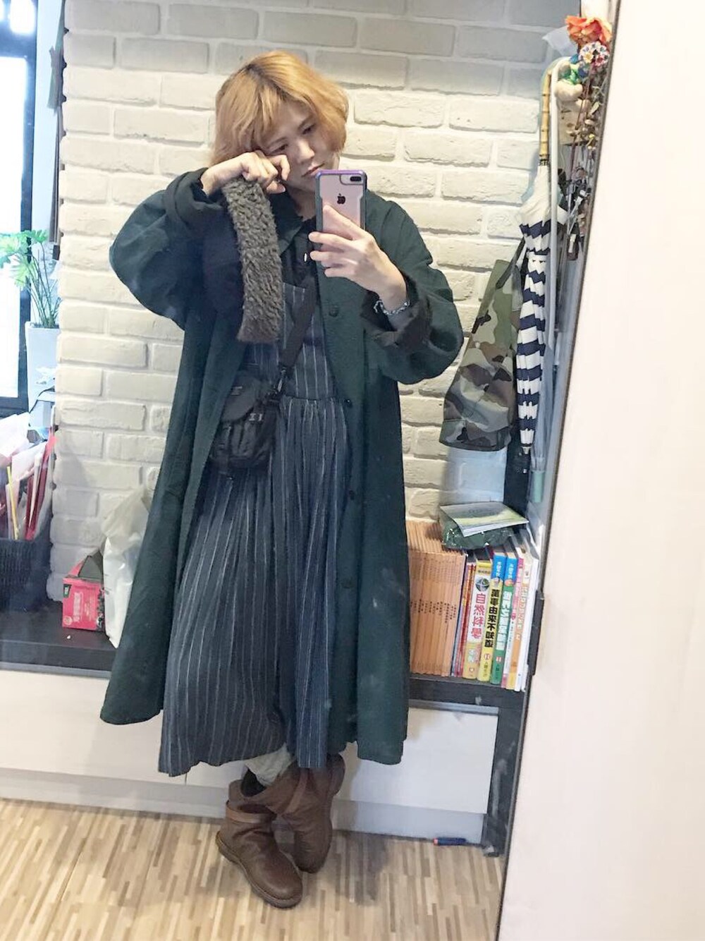 「カジュアル、ootd、veritecoeur、nest robe、エプロンワンピース、ナチュラルスタイル、ママコーデ、ロングコート、ニット帽、緑」｜「VeritecoeurのVC-1832 ストライプリボンワンピース（ワンピース、ブルー系）」を使った、mikaさん（レディース・169cm）の冬コーディネートの1枚目の写真