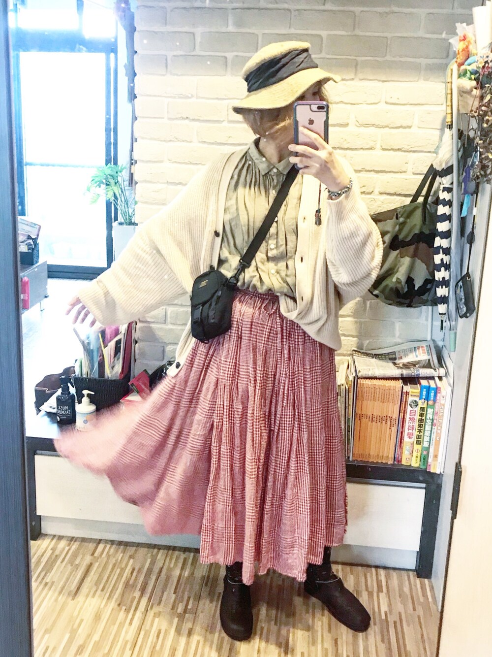「オーバーサイズ、ootd、spring、ママファッション、ママコーデ、nest robe、ナチュラルスタイル、麦わら帽子、チェックスカート、春コーデ」｜「GARMENT REPRODUCTION OF WORKERSのチェックスカート（スカート、レッド系）」を使った、mikaさん（レディース・169cm）の春コーディネートの1枚目の写真