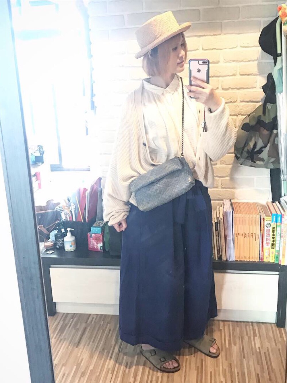 「春、ワイドパンツ、Navy×White、veritecoeur、ナチュラルスタイル、ママコーデ、麦わら帽子、サンダル、オーバーサイズ」｜「BIRKENSTOCKのBIRKENSTOCK ZURICH（サンダル、ベージュ系）」を使った、mikaさん（レディース・169cm）の春コーディネートの1枚目の写真
