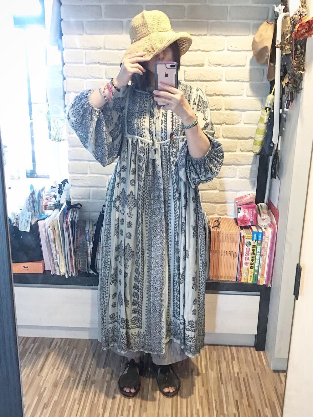 「夏、ootd、soi-e、洋裝、ワンピース、麦わら帽子、ママコーデ、サンダル、刺繍ワンピース」｜「éternité de soi-eのアイテム（ワンピース、ブルー系）」を使った、mikaさん（レディース・169cm）の夏コーディネートの1枚目の写真