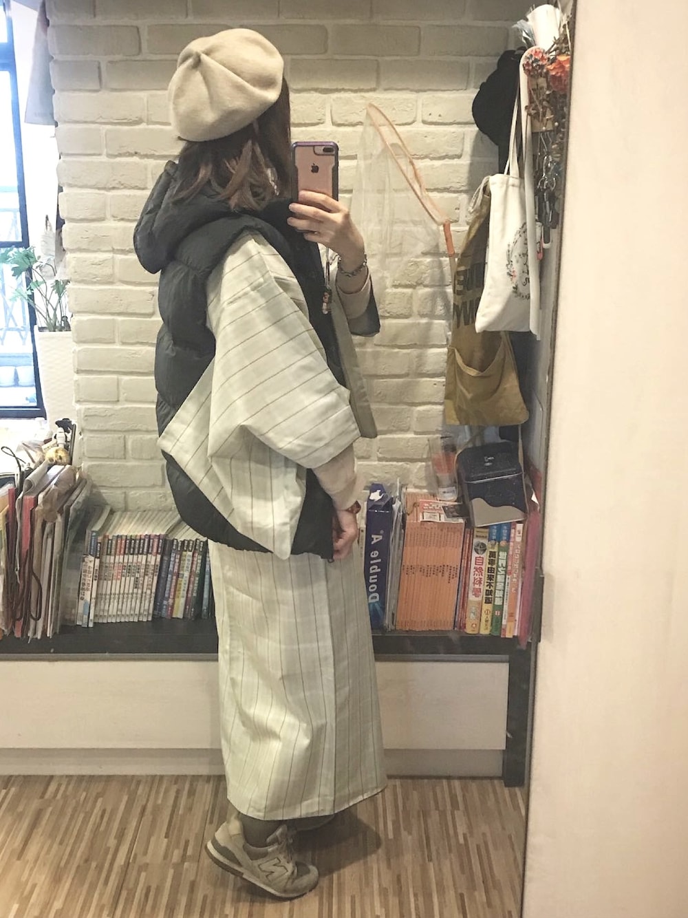 「ootd、ママコーデ、和服、着物、ベレー帽、スニーカーコーデ、古着MIX、冬コーデ」｜「NEW BALANCEのMRL996（スニーカー、ベージュ系）」を使った、mikaさん（レディース・169cm）の冬コーディネートの1枚目の写真