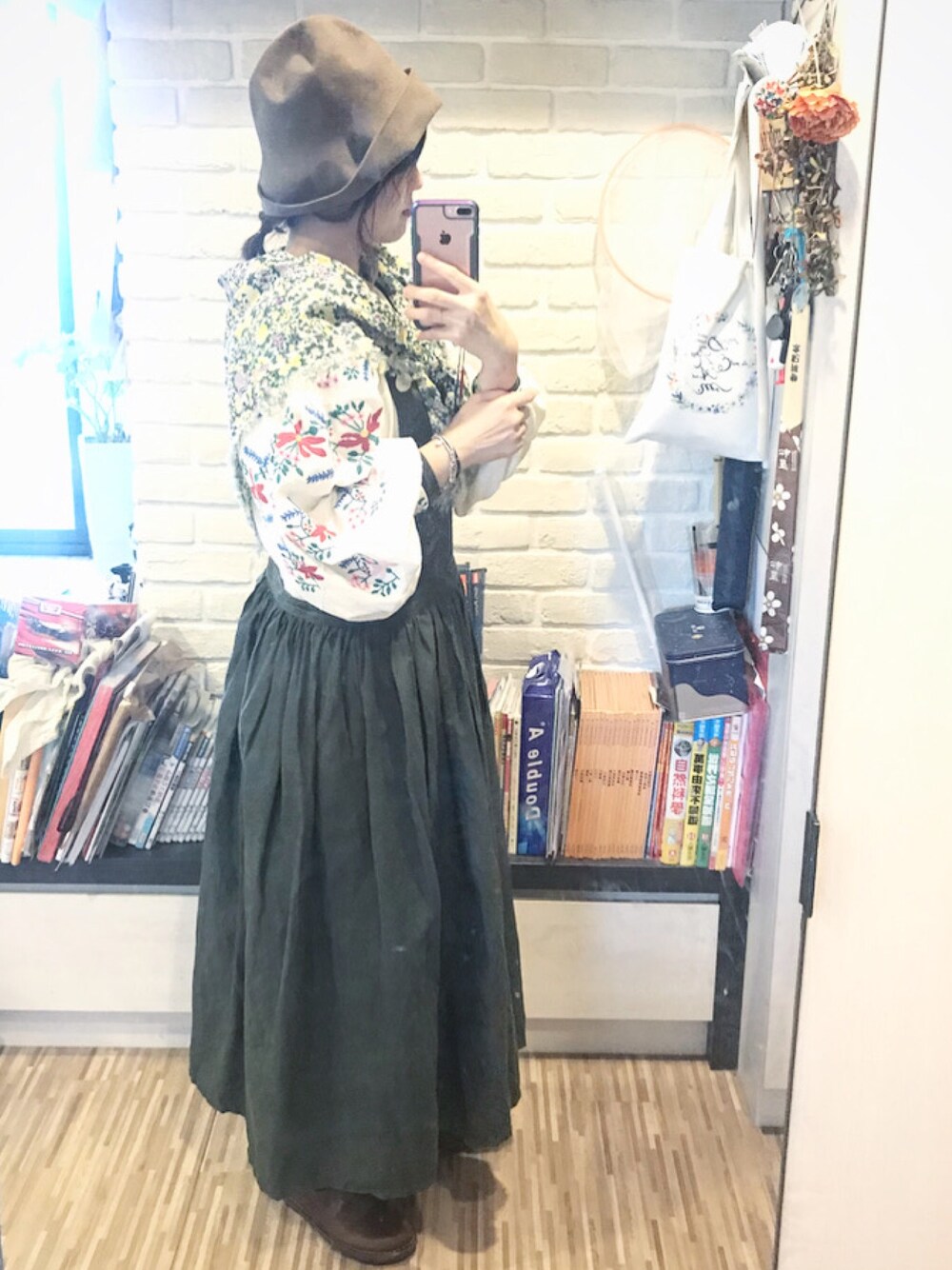 「ootd、ママコーデ、森ガール、ナチュラルスタイル、エプロンワンピース、刺繍ワンピース、nest robe、veritecoeur、Samansa Mos2」｜「GARMENT REPRODUCTION OF WORKERSのエプロンワンピース（ワンピース、グリーン系）」を使った、mikaさん（レディース・169cm）の冬コーディネートの1枚目の写真