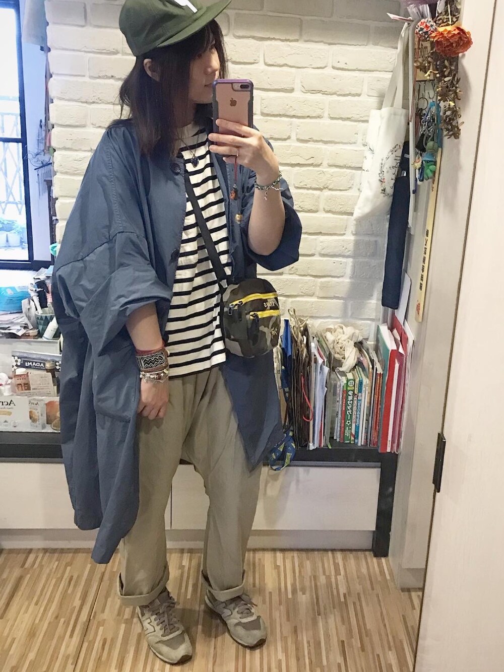 「ootd、oversize、古着MIX、阿美咔嘰、スニーカーコーデ、メンズライク、ママコーデ、キャップ女子、オーバーサイズ、ingmarket」｜「BEAMS BOYのアイテム（ショルダーバッグ、グリーン系）」を使った、mikaさん（レディース・169cm）の春コーディネートの1枚目の写真