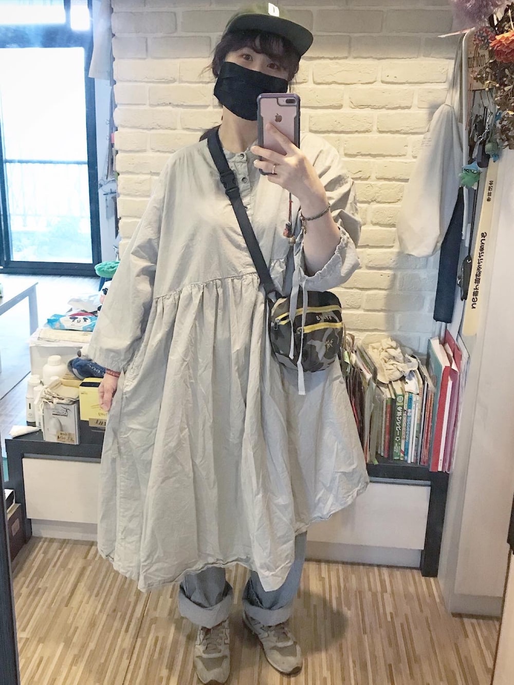 「ootd、oversize、ママコーデ、ワンピース×スニーカー、キャップ、スニーカーコーデ、BEAMS BOY、veritecoeur、オーバーサイズ、デニムコーデ」｜「Yarmoのアイテム（ワンピース、グレー系）」を使った、mikaさん（レディース・169cm）の春コーディネートの1枚目の写真