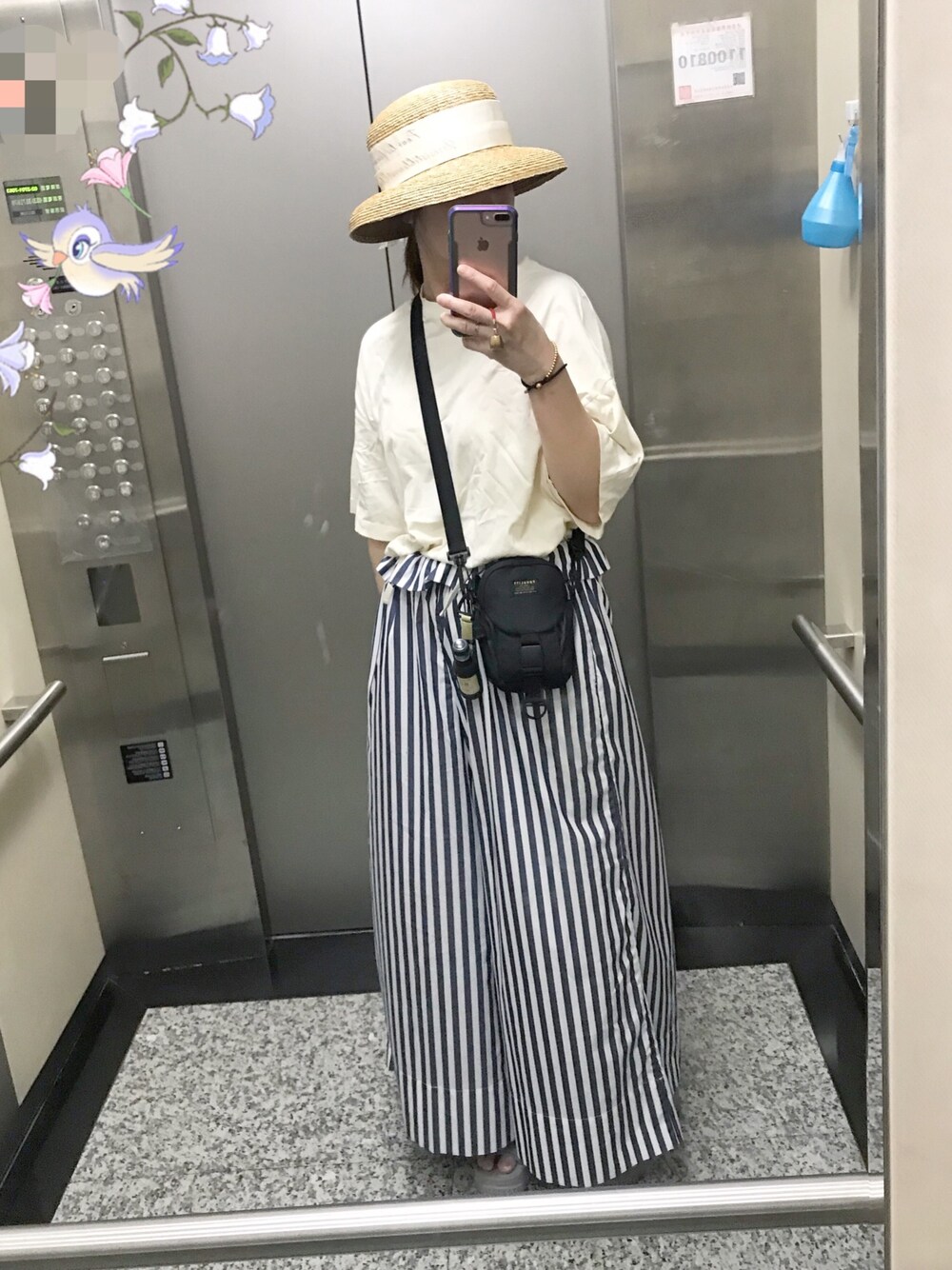 「ootd、oversize、日系極簡、ママコーデ、ママファッション、ユニクロコーデ、ストライプパンツ、麦わら帽子、サンダルコーデ、カシュアルコーデ」｜「Yarmoのアイテム（パンツ、ブルー系）」を使った、mikaさん（レディース・169cm）の秋コーディネートの1枚目の写真
