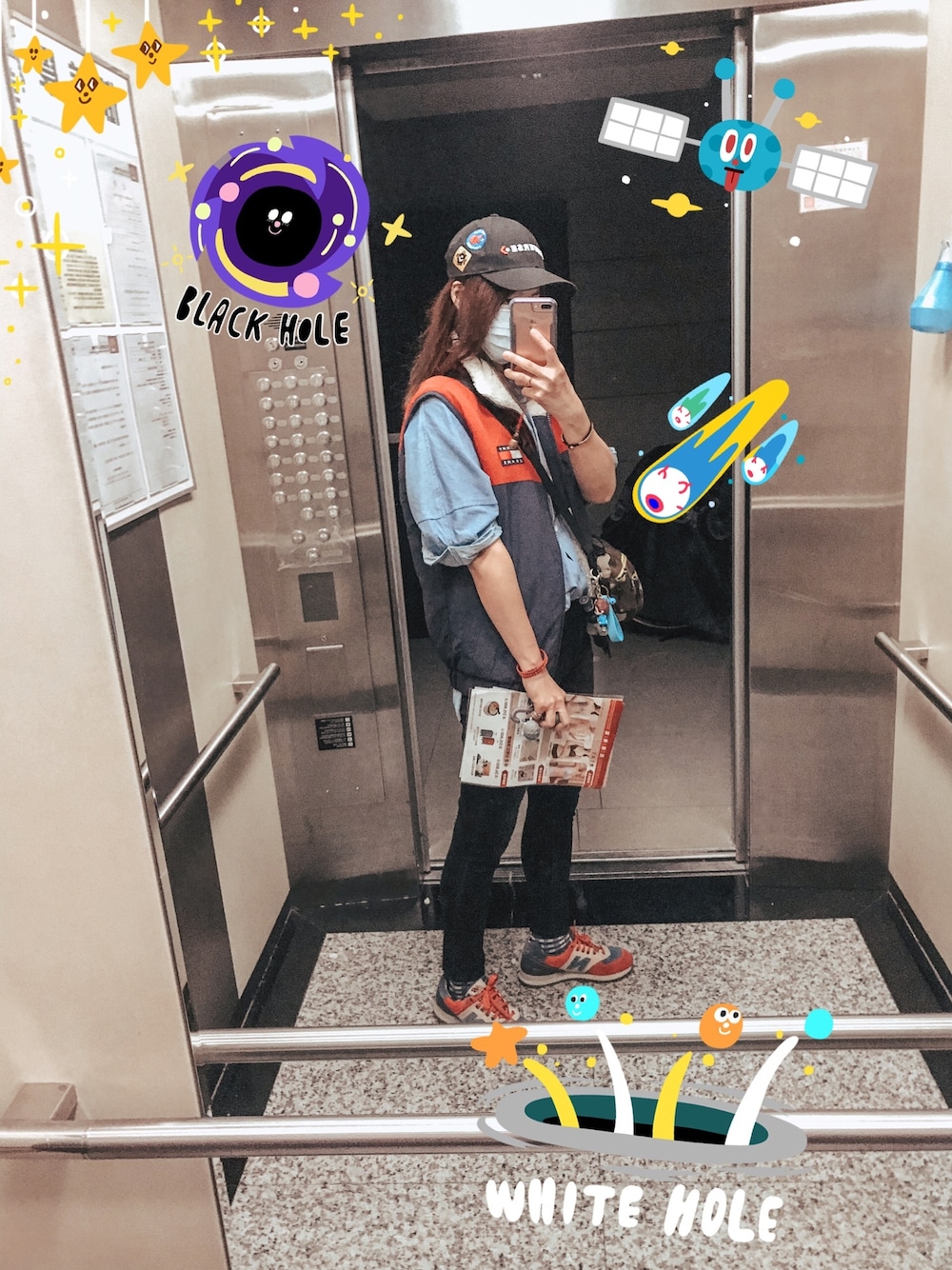 「ootd、街頭穿搭、converse、ママコーデ、デニムシャツ、スキニーデニム、オーバーサイズ、ベスト×シャツ、古着MIX、キャップ女子」｜「tommy jeansのアイテム（ジャケット/アウター、ホワイト系）」を使った、mikaさん（レディース・169cm）の秋コーディネートの1枚目の写真