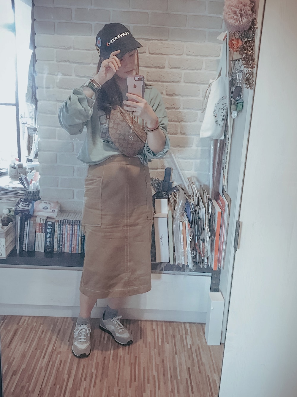 「ootd、oversize、スニーカーコーデ、キャップ女子、moussy、ボディバッグ、ママコーデ、カジュアルコーデ、休閒、スポーツミックス」｜「MOUSSYのアイテム（スカート、ベージュ系）」を使った、mikaさん（レディース・169cm）の秋コーディネートの1枚目の写真