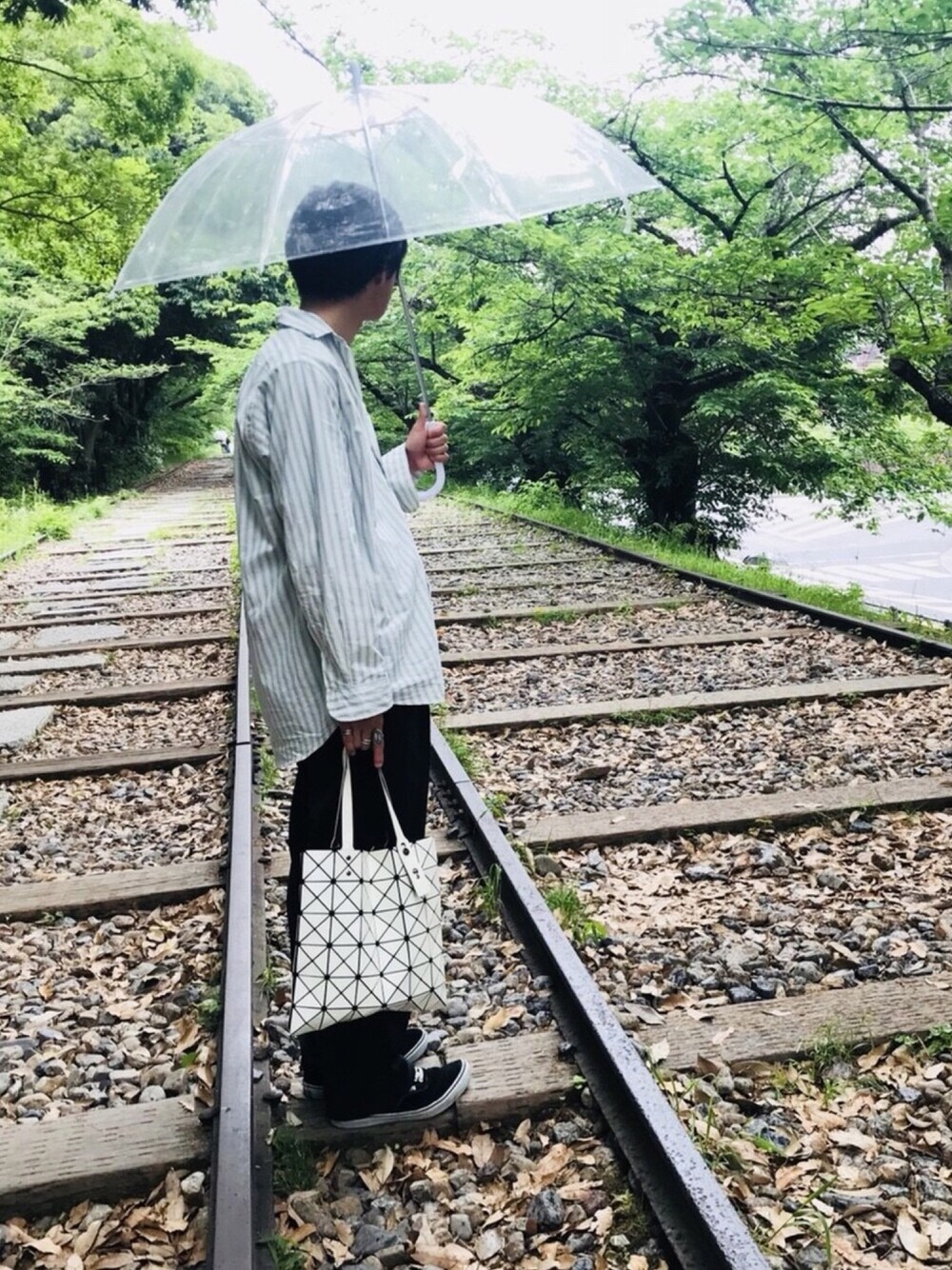 「ラフ、モード、シャツ、ビッグシルエット、インポート、スニーカー、J.W.anderson、プチプラ、2018マイベストコーデ」｜「BURBERRYのアイテム（シャツ/ブラウス、ホワイト系）」を使った、daiさん（メンズ・180cm）の春コーディネートの1枚目の写真