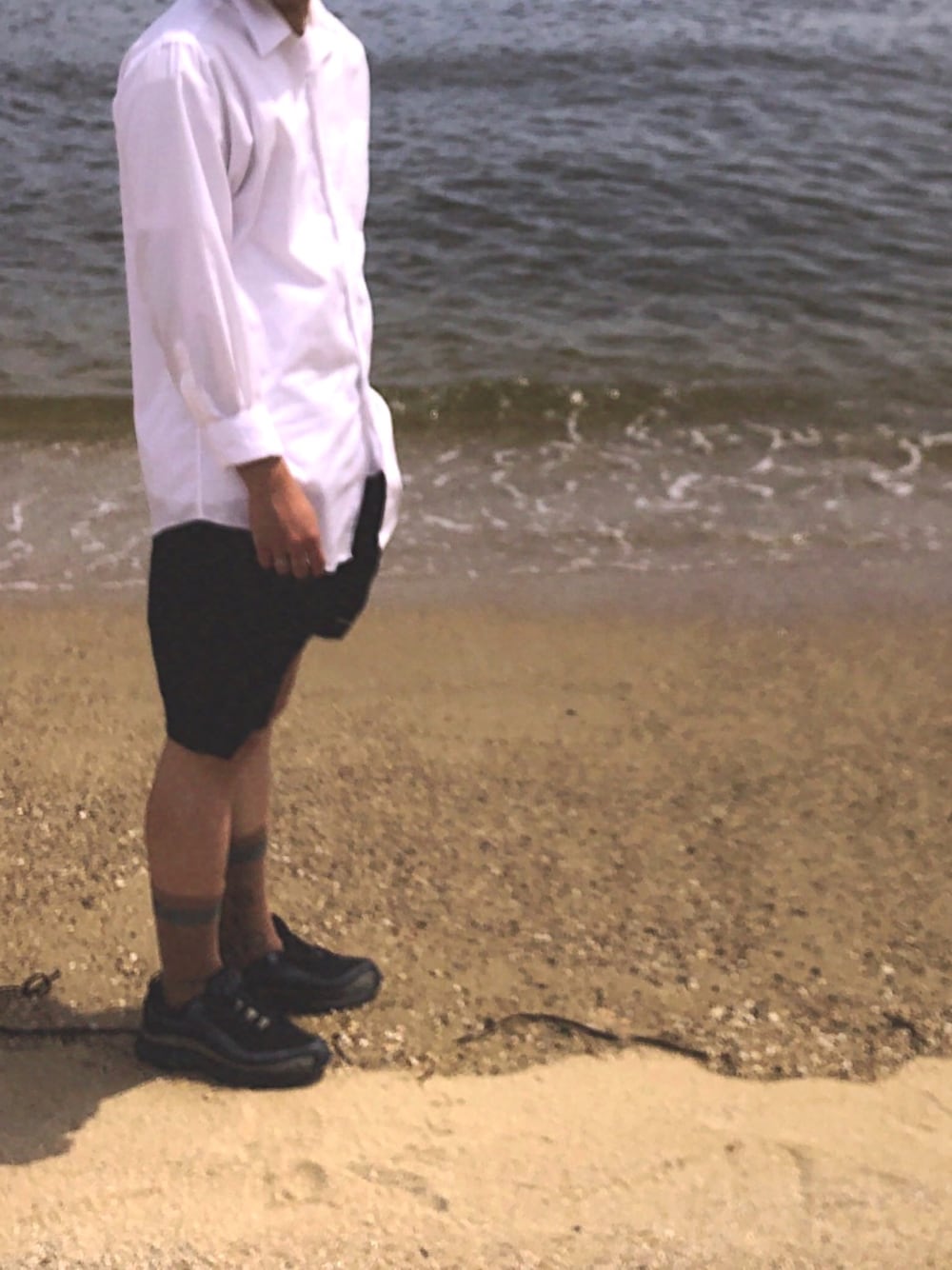 「夏、ショートパンツ、白シャツ、スニーカー、ソックス、ビッグシルエット、きれいめカジュアル、海」｜「BROOKS BROTHERSのBrooks Brothers / オックスフォード ボタンダウンシャツ（シャツ/ブラウス、ホワイト系）」を使った、daiさん（メンズ・180cm）の夏コーディネートの1枚目の写真