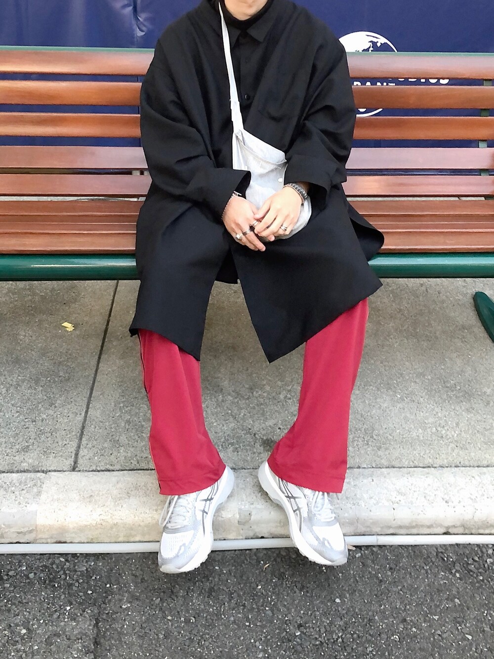 「オーバーサイズ、ビッグシルエット、ロングシャツ、ナイロンパンツ、トラックパンツ、サコッシュ、ランニングシューズ、スニーカー、赤、黒」｜「WhoWhatのwhowhat/フーワット/5x shirt long（シャツ/ブラウス、ブラック系）」を使った、daiさん（メンズ・180cm）の秋コーディネートの1枚目の写真