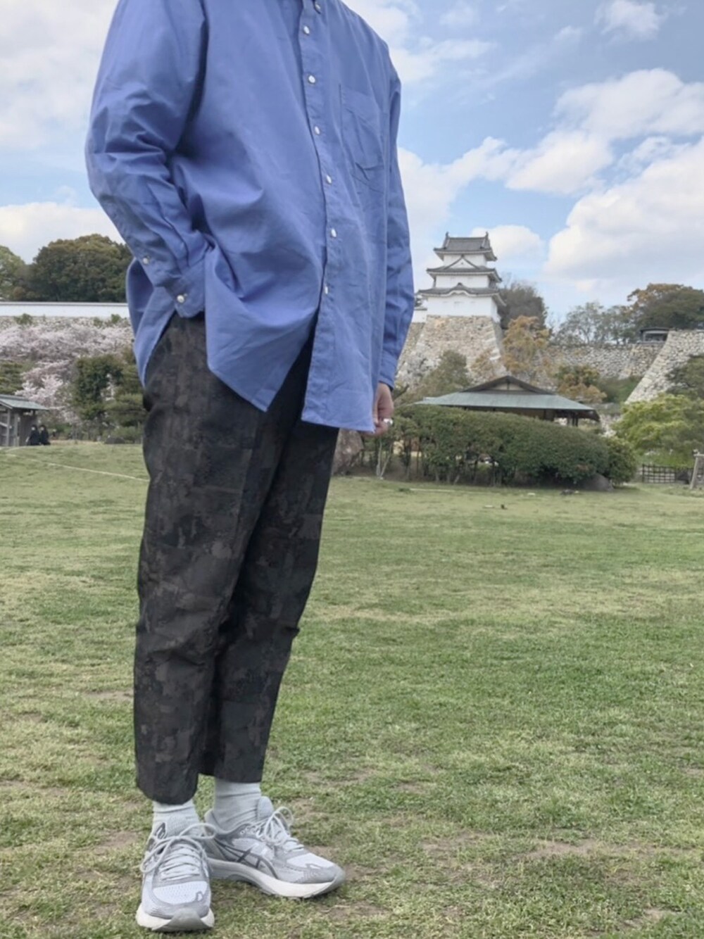 「春、ブルー、シャツスタイル、スニーカー、春カラー、スラックス、テーパードパンツ、シャツ、オーバーサイズ、キレイめ」｜「unfilのアイテム（シャツ/ブラウス、ブルー系）」を使った、daiさん（メンズ・180cm）の春コーディネートの1枚目の写真