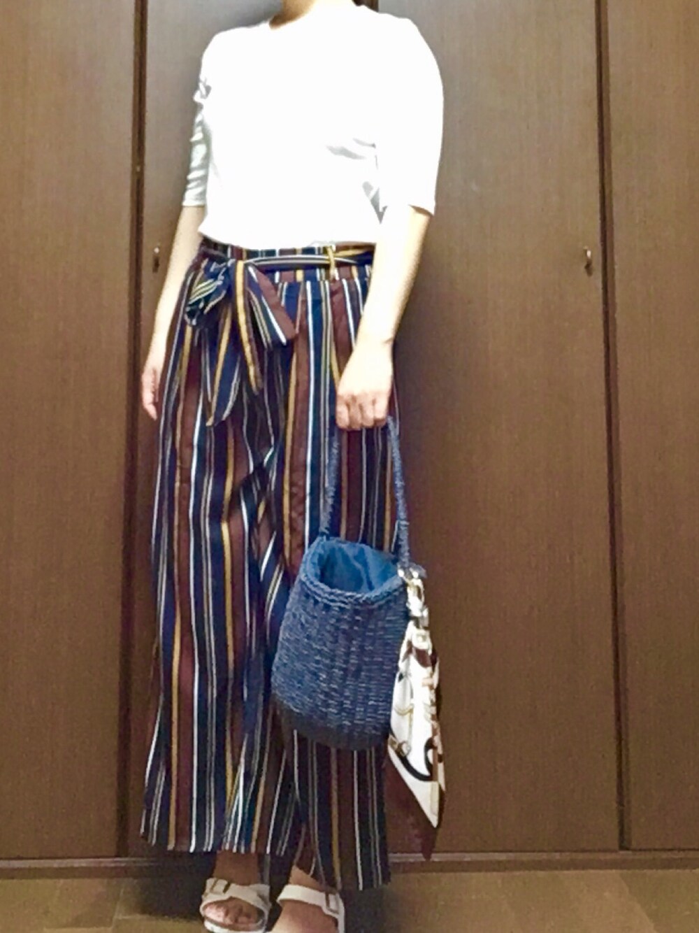 ブラウン系のその他パンツ、ブルー系のハンドバッグ、ホワイト系のTシャツ/カットソーを着用したレディースの夏コーディネートの1枚目の写真