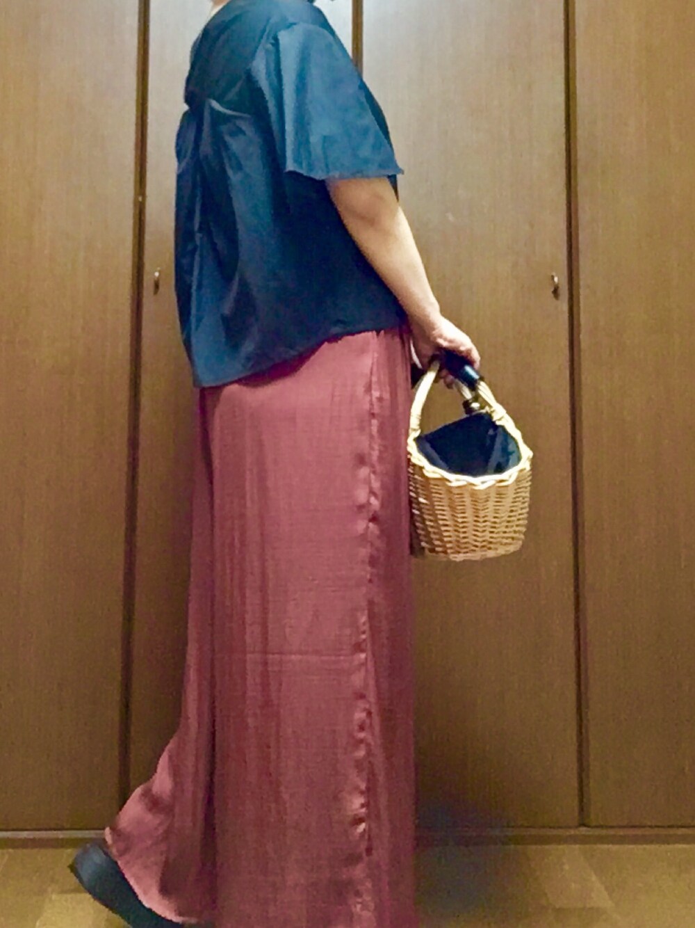 レッド系のその他パンツ、ブラック系のハンドバッグ、ブラック系のサンダルを着用したレディースの夏コーディネートの1枚目の写真