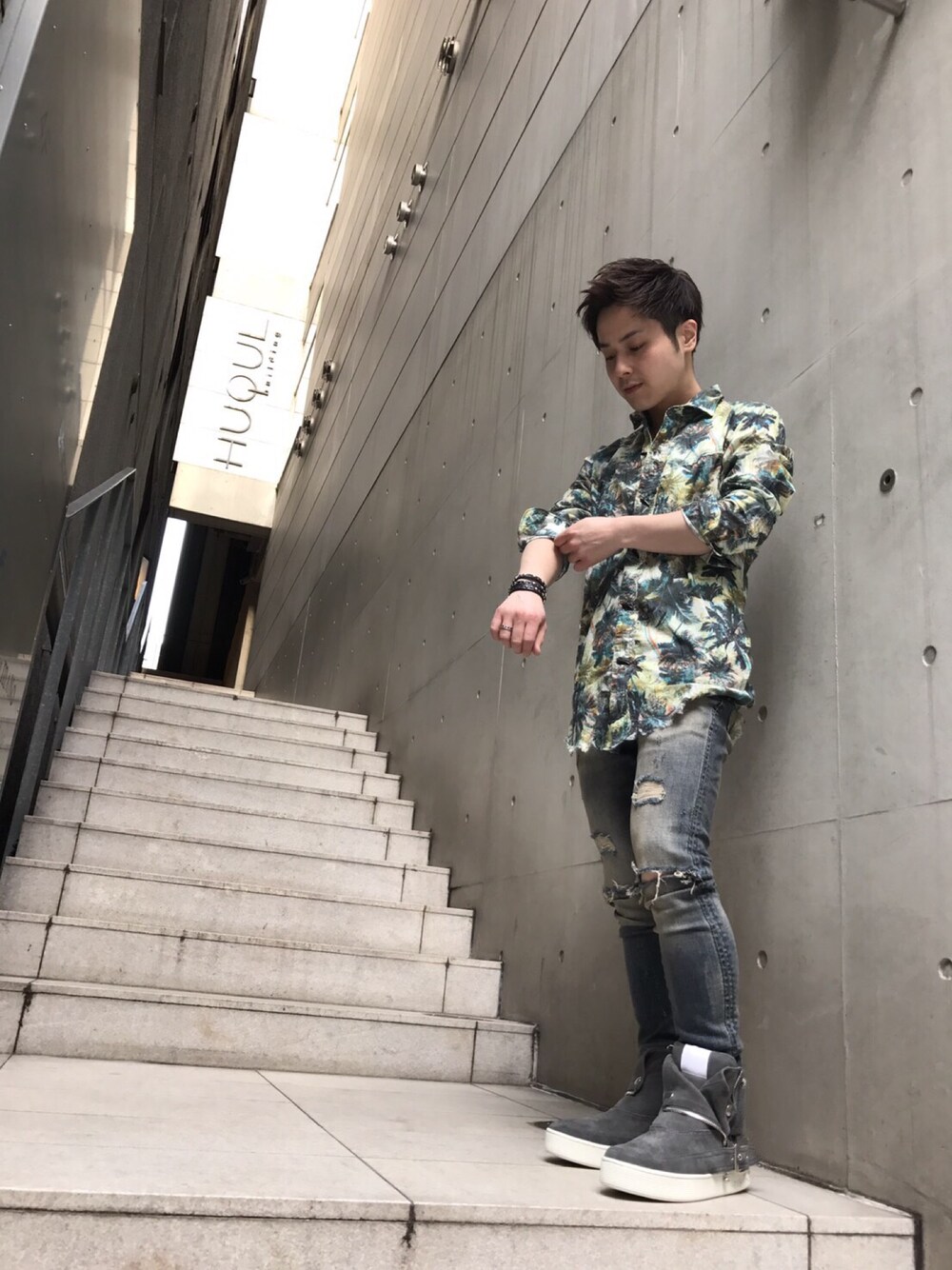 「カジュアルコーデ、ootd、シャツスタイル、はるコーデ、デニム、スニーカー」｜「14th Addictionのアイテム（シャツ/ブラウス、イエロー系）」を使った、山Dさん（メンズ・160cm）の春コーディネートの1枚目の写真