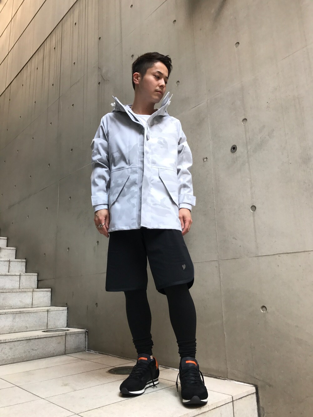 「シンプルコーデ、きれいめカジュアル、カジュアルコーデ、おしゃれさんと繋がりたい、黒、リラックススタイル、street、ハーフパンツ」｜「AKMのアイテム（ブルゾン、ホワイト系）」を使った、山Dさん（メンズ・160cm）の夏コーディネートの1枚目の写真