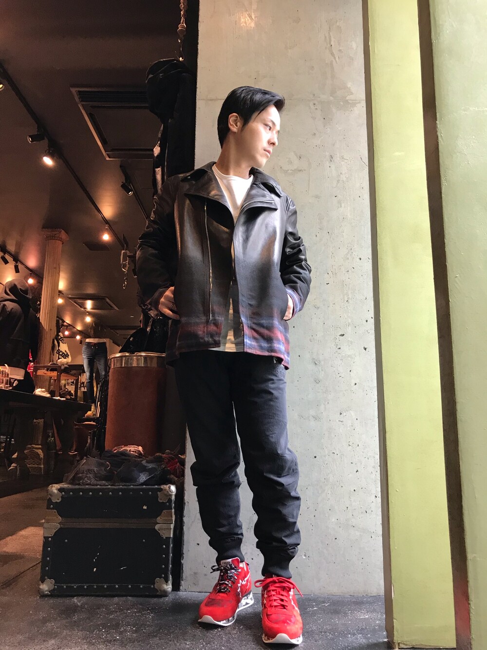 「秋コーデ、秋、fashion、black、ブラック、シンプル、ROYAL FLASH」｜「ISAMU KATAYAMA BACKLASHのISAMUKATAYAMA BACKLASH/イサムカタヤマ バックラッシュ/JPNホースクロームボンディングライダース（ライダースジャケット、ブラック系）」を使った、山Dさん（メンズ・160cm）の秋コーディネートの1枚目の写真