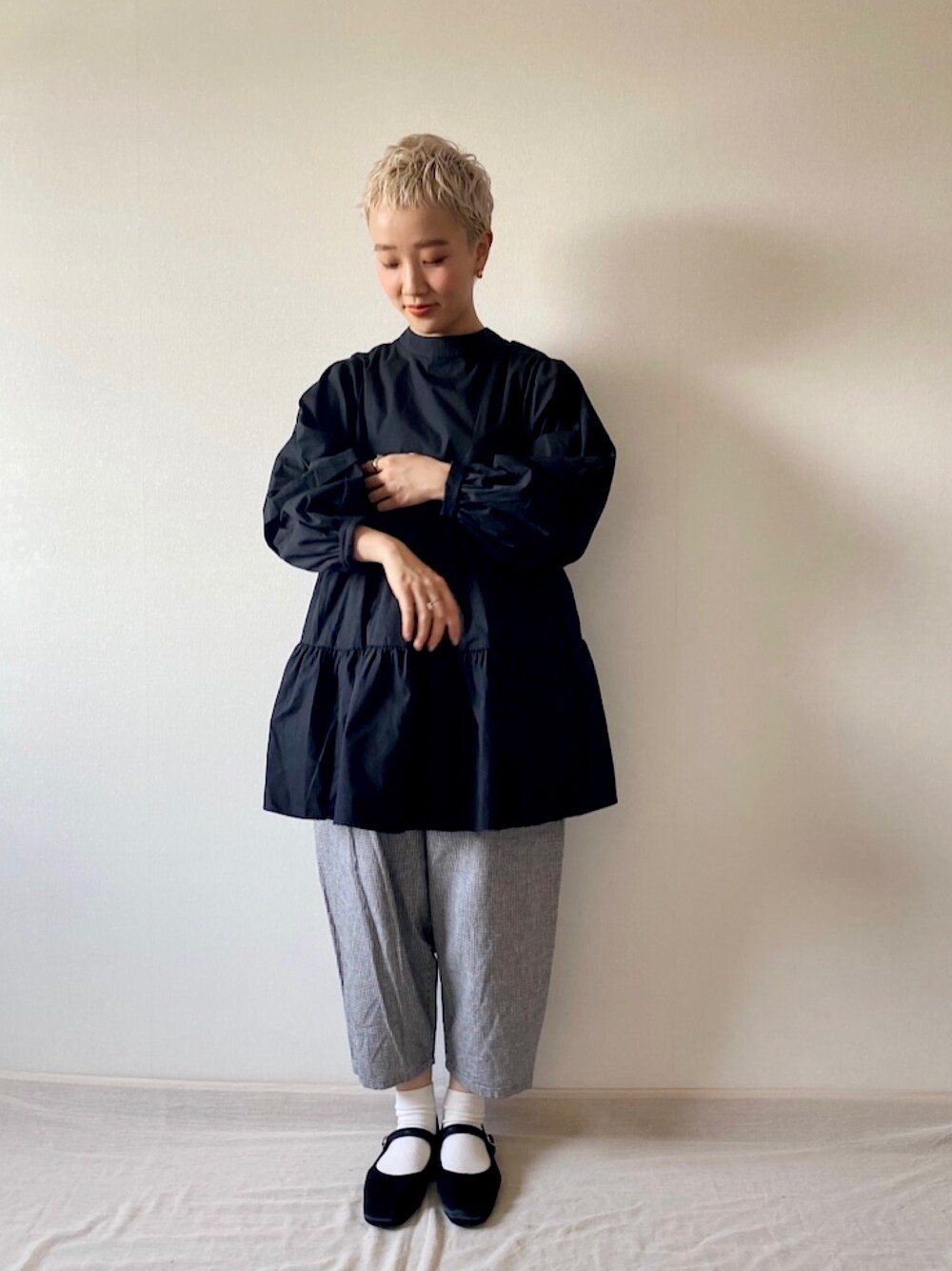 「moment+、TANDEY、バルーンパンツ、カンフーシューズ、ニコアンド、ベリーショート」｜「moment+の【2021S/S New Arrival】T/Cブロード前後2WAYボリュームスリーブティアードチュニック（シャツ/ブラウス、ブラック系）」を使った、2yuka2さん（レディース・162cm）の春コーディネートの1枚目の写真