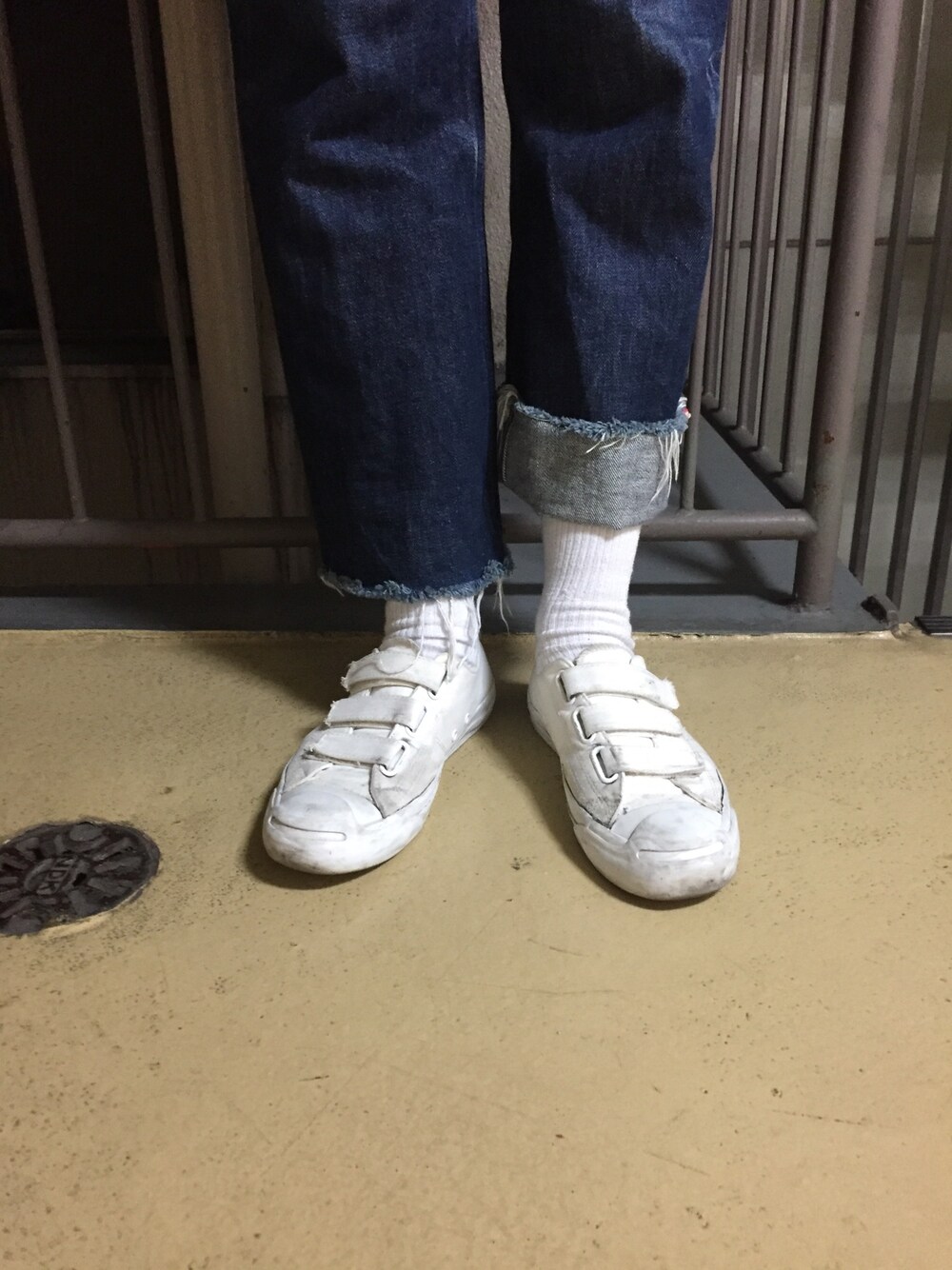 「APC、デニム、converse、ストリート、ストリート服が好き、秋コーデ、スニーカー、韓国ファッション、古着、古着MIX」｜「APC x Kanye Westのアイテム（デニムパンツ、ブルー系）」を使った、ちむさん（メンズ・170cm）の秋コーディネートの1枚目の写真