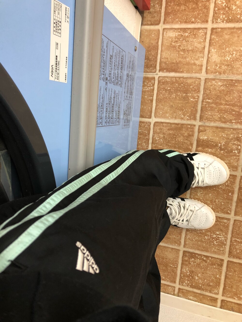 「ストリート服が好き、お目立ちネオンコーデ、ストリート、古着、adidas、アシックス、スニーカー、ジャージ、fashion、コーディネート」｜「ASICSのアシックスタイガー ゲルピーティージー ASICS TIGER GEL-PTG MT (HL7W4) ／ スニーカー ／ メンズ ／ レディース（スニーカー、ホワイト系）」を使った、ちむさん（メンズ・170cm）の秋コーディネートの1枚目の写真