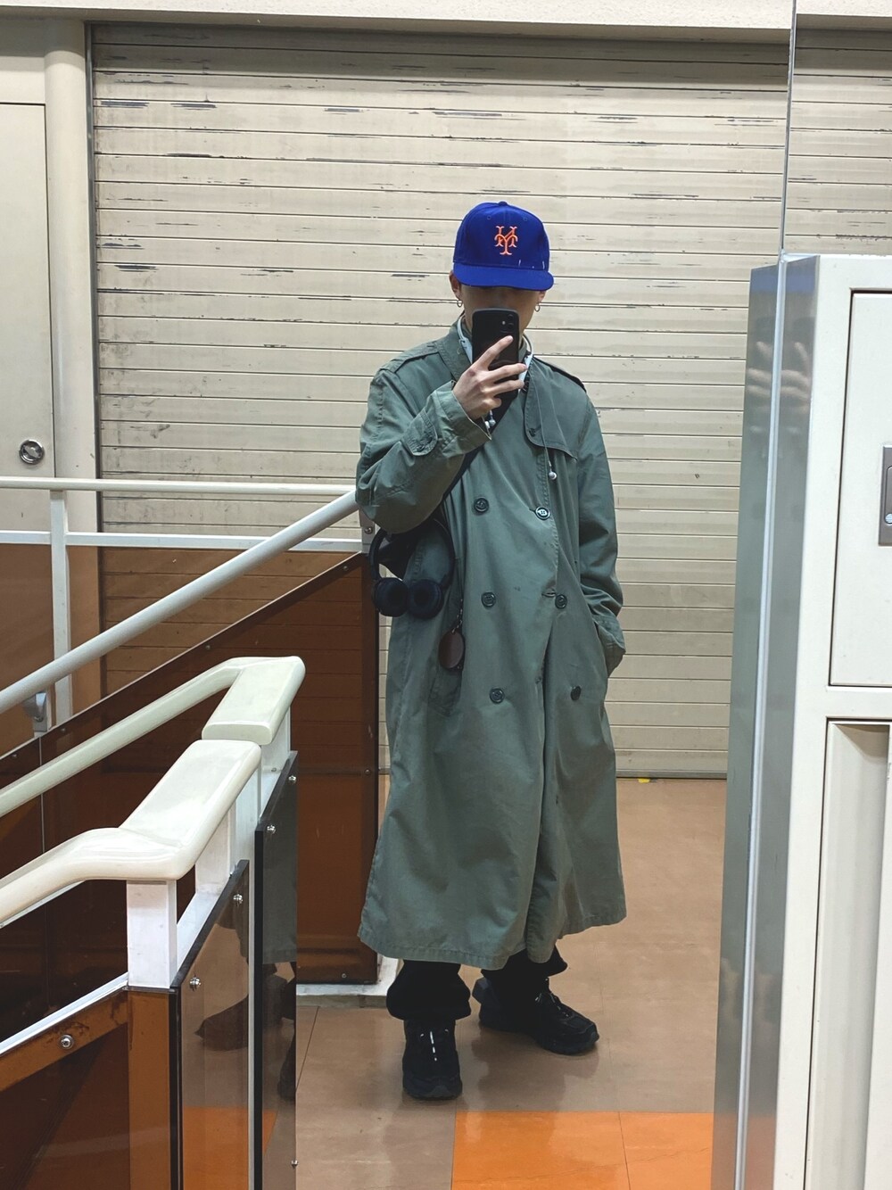 「シンプル、スニーカー、いいね、save、フォローお願いします🤑、キレイめ、古着好きな人と繋がりたい、古着、トレンチコート、キャップ、古着屋、used」｜「60sアメリカ軍のアイテム（トレンチコート、グリーン系）」を使った、ちむさん（メンズ・170cm）の冬コーディネートの1枚目の写真