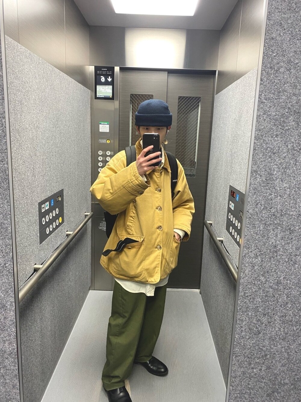 「いいね、save、フォローお願いします🤑、おしゃれさんと繋がりたい、春コーデ、ベージュ、カーゴパンツ、カバーオール、古着、古着MIX、古着コーデ、ブラウン色に染まれ」｜「USEDのアイテム（カバーオール、ベージュ系）」を使った、ちむさん（メンズ・170cm）の冬コーディネートの1枚目の写真