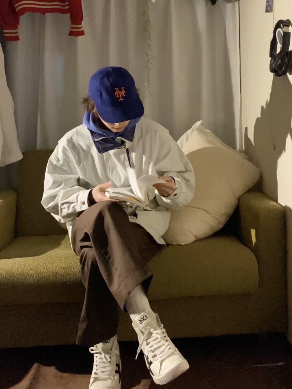 「秋冬コーデ、スニーカー、古着MIX、古着、古着コーデ、カジュアル、おしゃれさんと繋がりたい、Dickies、秋コーデ」｜「DickiesのDickies(ディッキーズ) / 874 オリジナル ワイド ストレート チノ ワークパンツ（チノパンツ、グレー系）」を使った、ちむさん（メンズ・170cm）の秋コーディネートの1枚目の写真