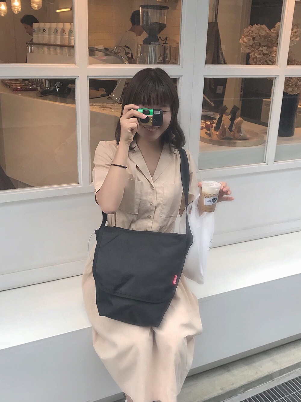 「カジュアルコーデ、秋コーデ、カフェ、ガーリー、秋色、ショルダーバッグ、ワンピース、ワンピース×スニーカー」｜「古着屋のアイテム（シャツワンピース、ベージュ系）」を使った、わかさん（レディース・163cm）の夏コーディネートの1枚目の写真