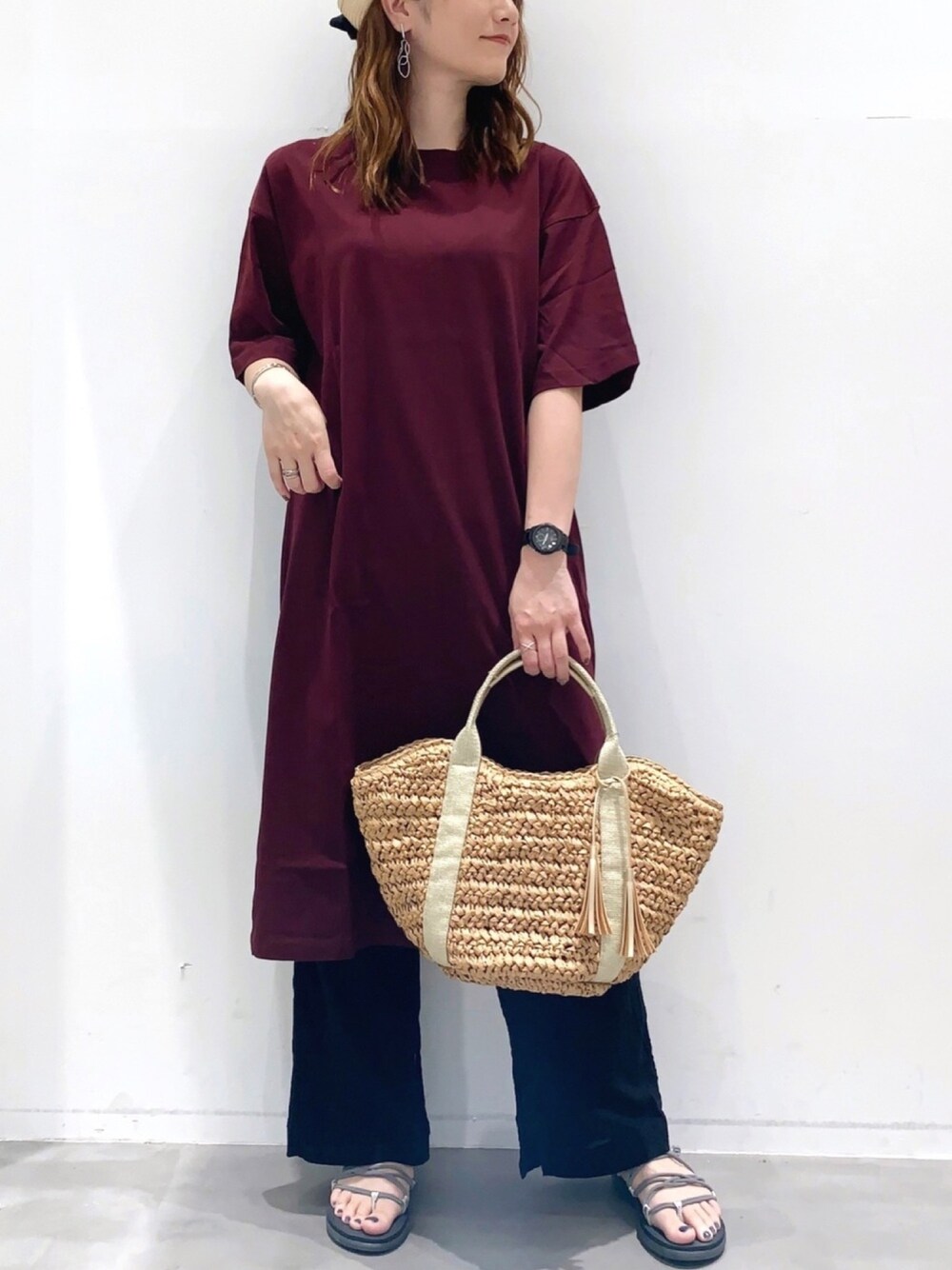 「LAKOLE、大人カジュアル、シンプルコーデ、プチプラコーデ、大人コーデ、カジュアルコーデ、Tシャツ、夏コーデ、ママコーデ、teva」｜「LAKOLEのシルキータッチスリットTシャツチュニック / LAKOLE（チュニック、レッド系）」を使った、yun..さん（レディース・160cm）の夏コーディネートの1枚目の写真