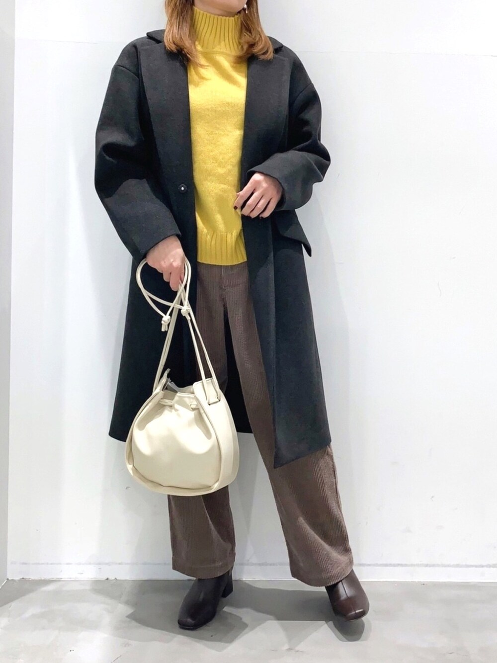 「LAKOLE、きれいめカジュアル、シンプル、カジュアル、チェスターコート、コート、ハイネック、コーデュロイ、大人カジュアル、オトナカジュアル」｜「LAKOLEのニットメルトンチェスターコート / LAKOLE（チェスターコート、グレー系）」を使った、yun..さん（レディース・160cm）の秋コーディネートの1枚目の写真