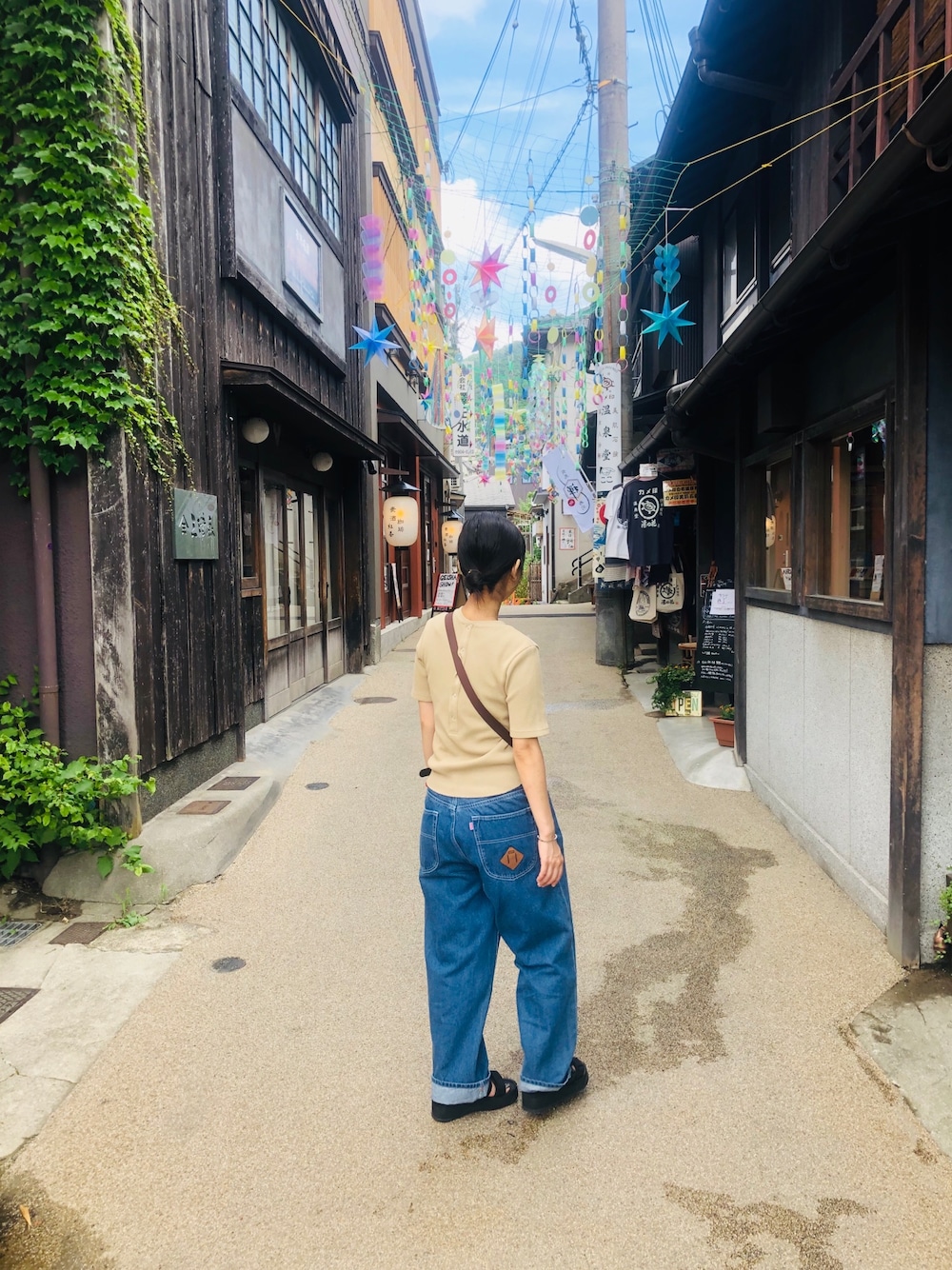 「シンプルコーデ、休日コーデ、有馬温泉」｜「CHUMSのアイテム（デニムパンツ、ブルー系）」を使った、かわぐっちゃんさん（レディース・160cm）の夏コーディネートの1枚目の写真