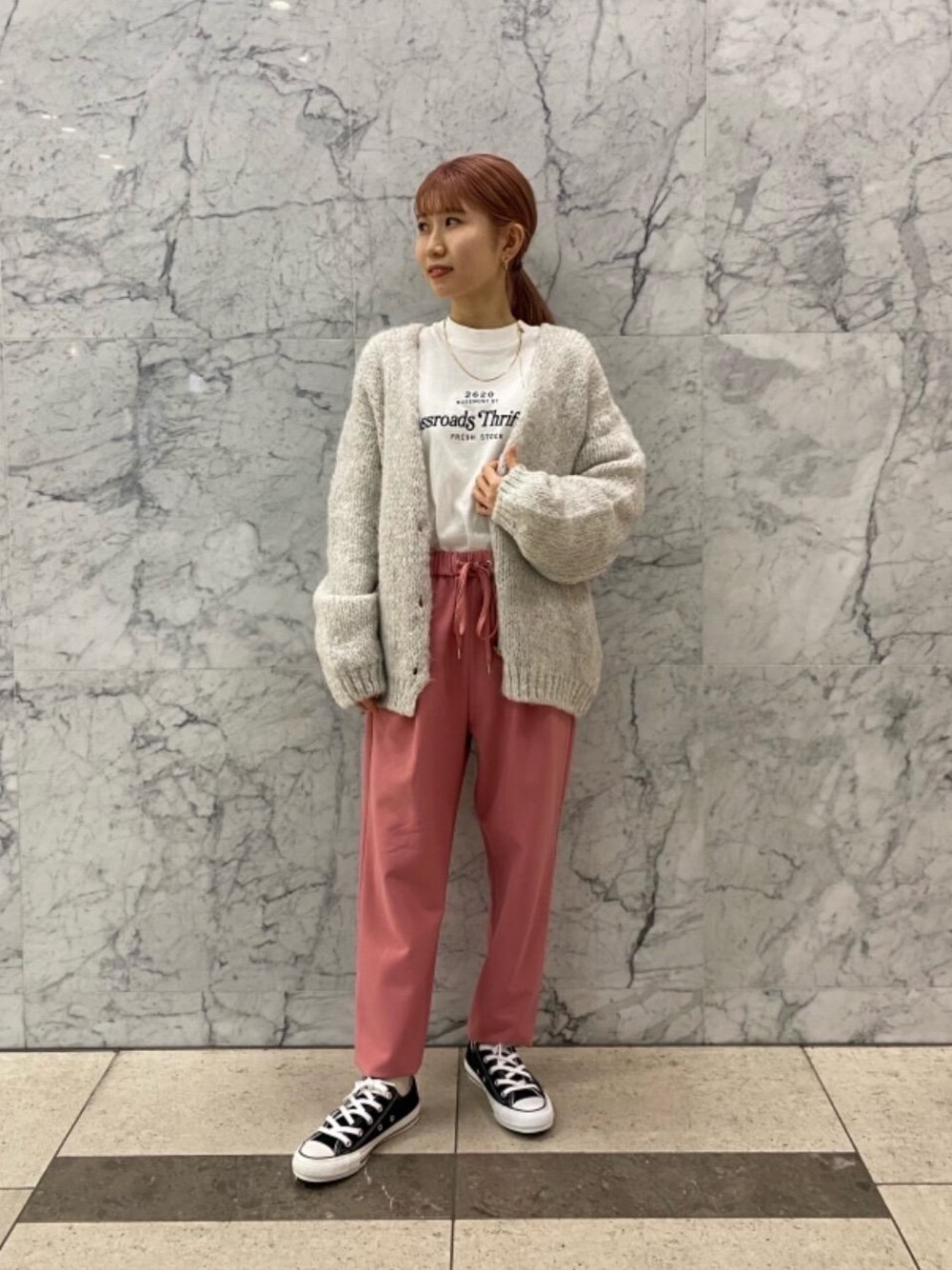 「カーディガン、スニーカー、トレンド、Tシャツ/カットソー、□骨格ウェーブ、あうたー」｜「green label relaxingのキルト ライナー付き 3WAY フード ブルゾン（ブルゾン、ブラック系）」を使った、ntk00738さん（レディース・150cm）の冬コーディネートの1枚目の写真